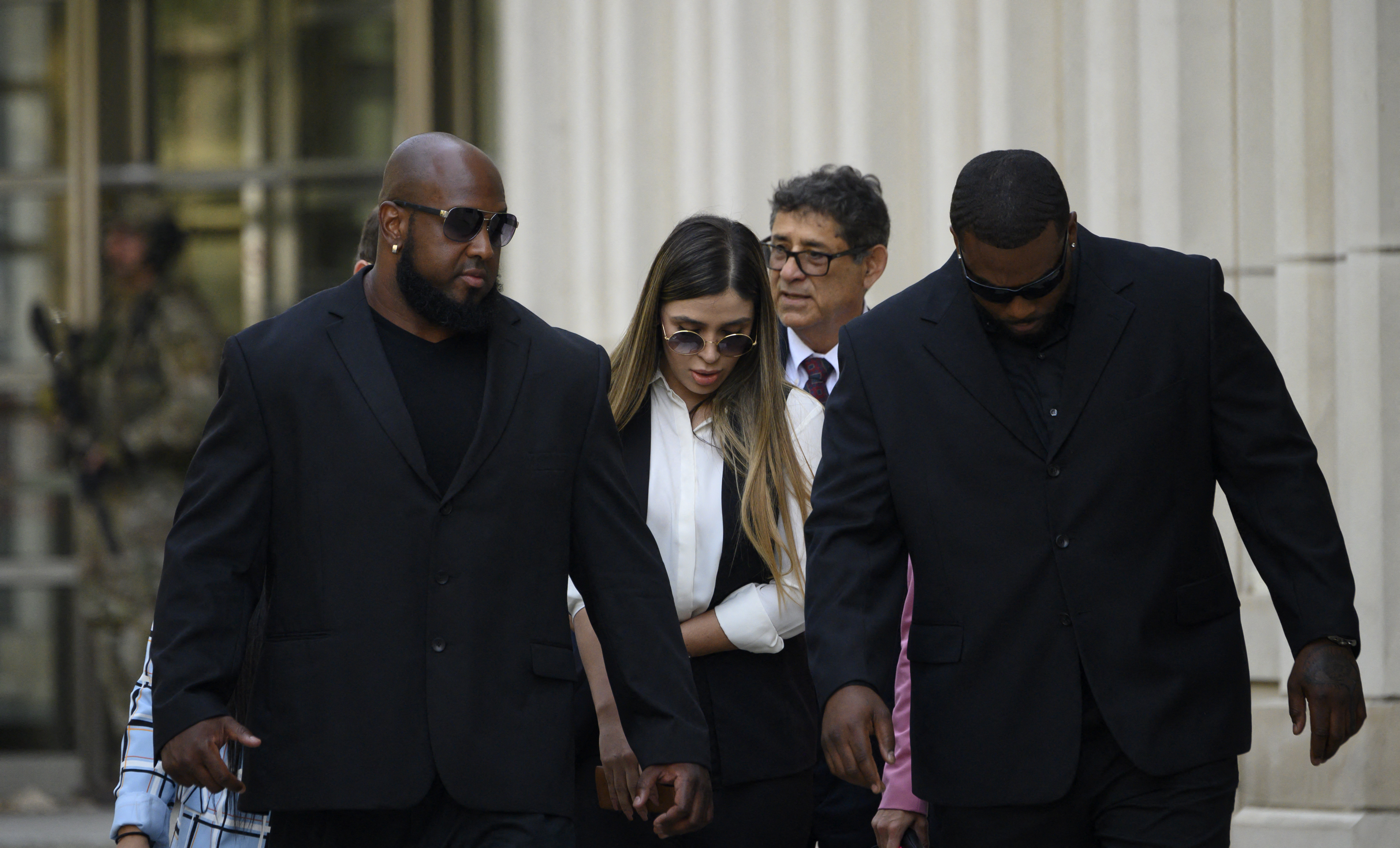 Emma Coronel Aispuro, esposa de 'El Chapo' Guzmán abandona la la Corte Federal en Brooklyn, New York, durante el juicio que se le lleva a cabo a sus marido (Foto: AFP)