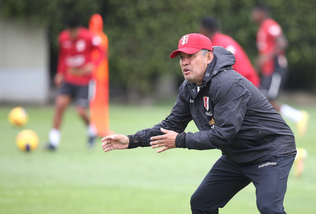 Juan Reynoso se ha mostrado exigente en la selección peruana, a la que pretende otorgarle la intensidad del fútbol moderno. (FPF)