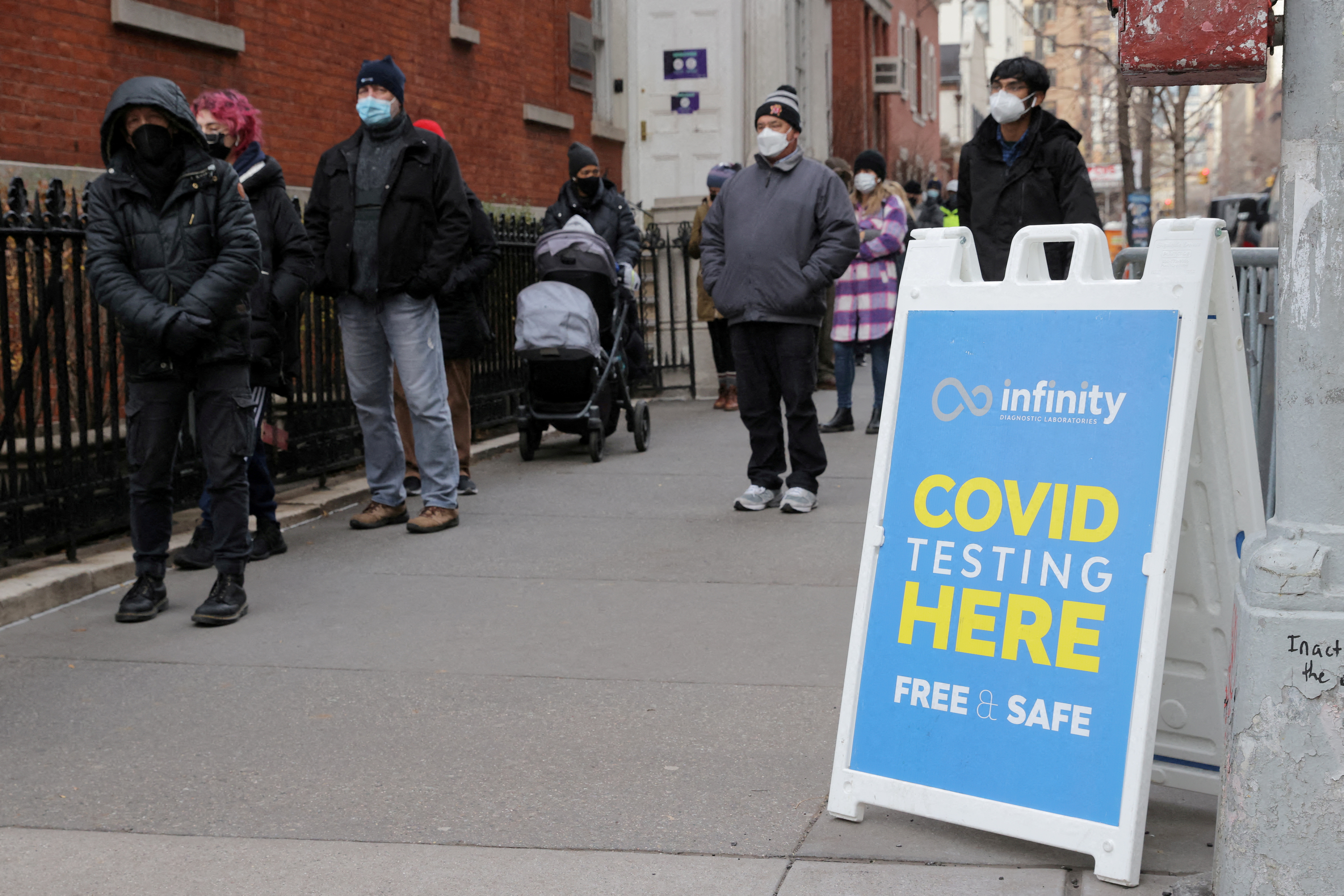 FOTO DE ARCHIVO: Personas haciendo cola para una prueba de COVID-19 en Manhattan, Nueva York, Estados Unidos, 21 de diciembre de 2021. REUTERS/Andrew Kelly