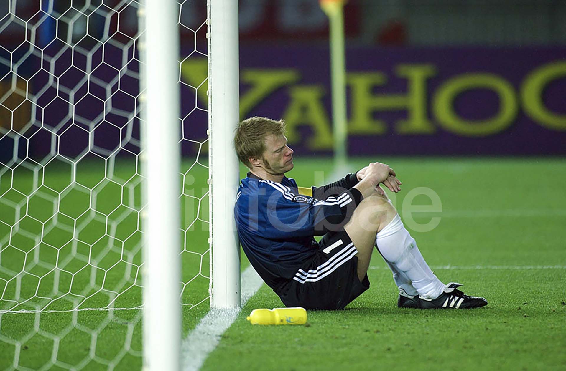 Oliver Kahn abatido tras la derrota de Alemania ante Brasil en la final de Corea-Japón 2002