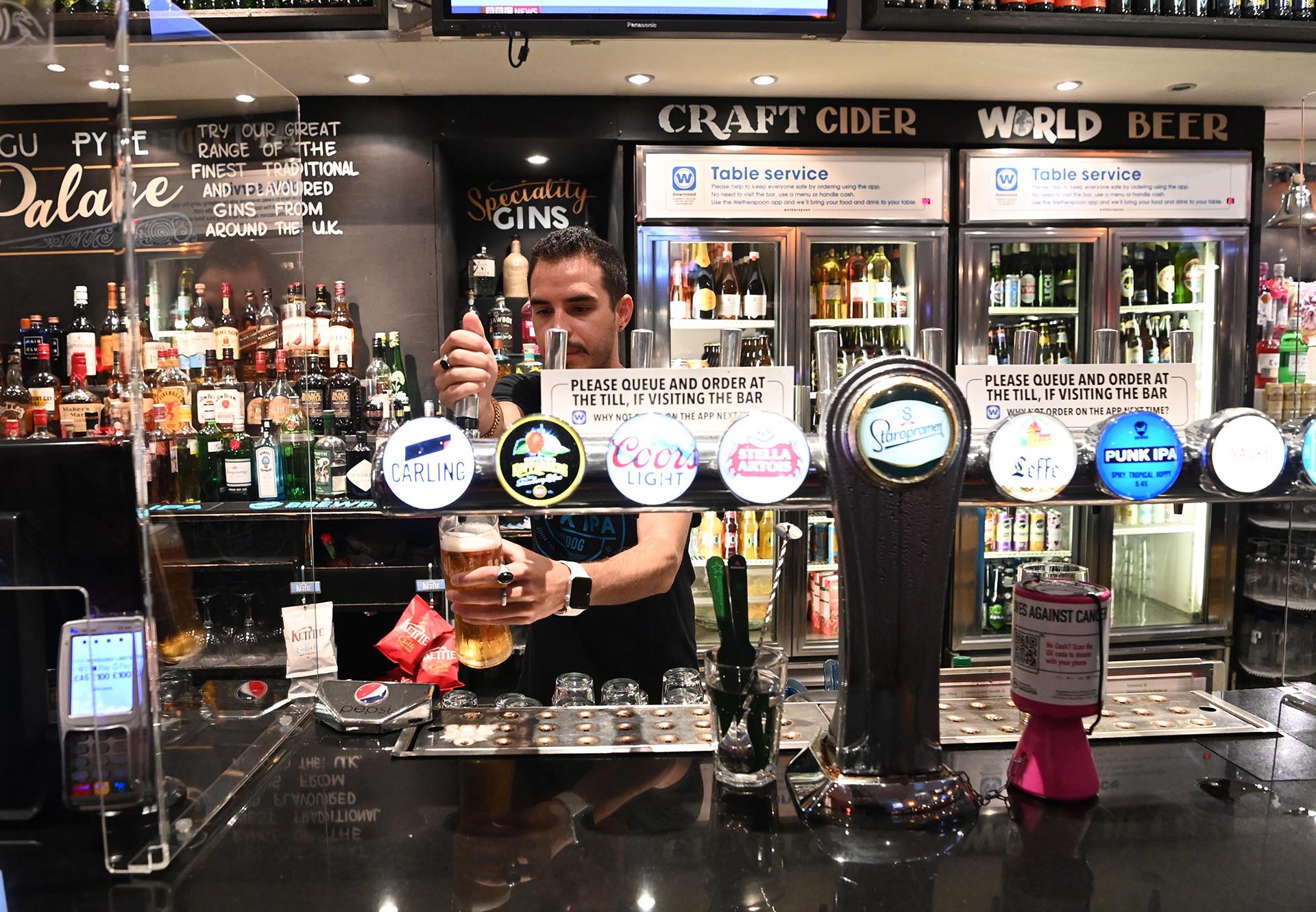 Un trabajador de un bar sirve una cerveza (EFE/EPA/FACUNDO ARRIZABALAGA)