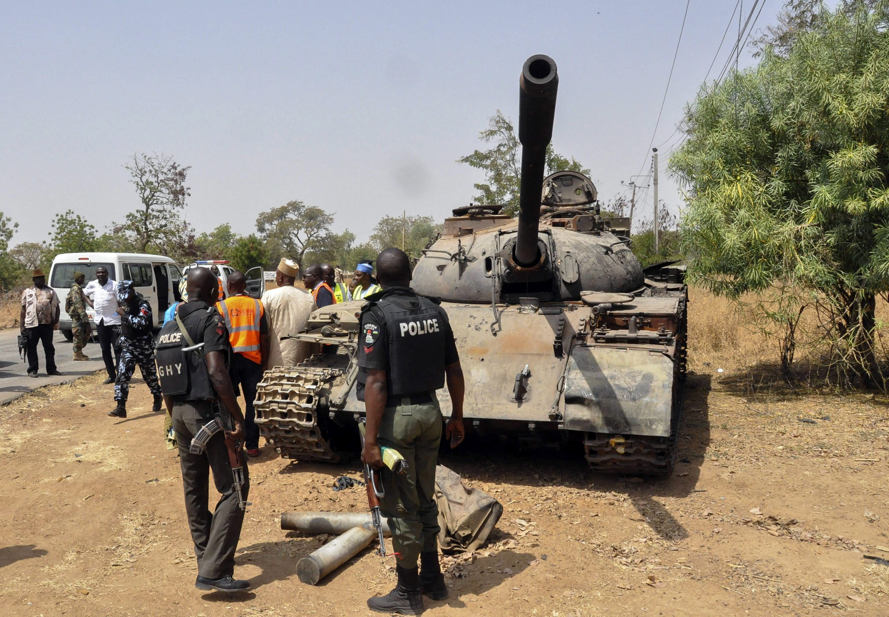 Un tanque utilizado por miembros del grupo yihadista Boko Haram que fueron capturados por las tropas nigerianas, en Uba, Nigeria. EFE/Henry Ikechukwu/Archivo
