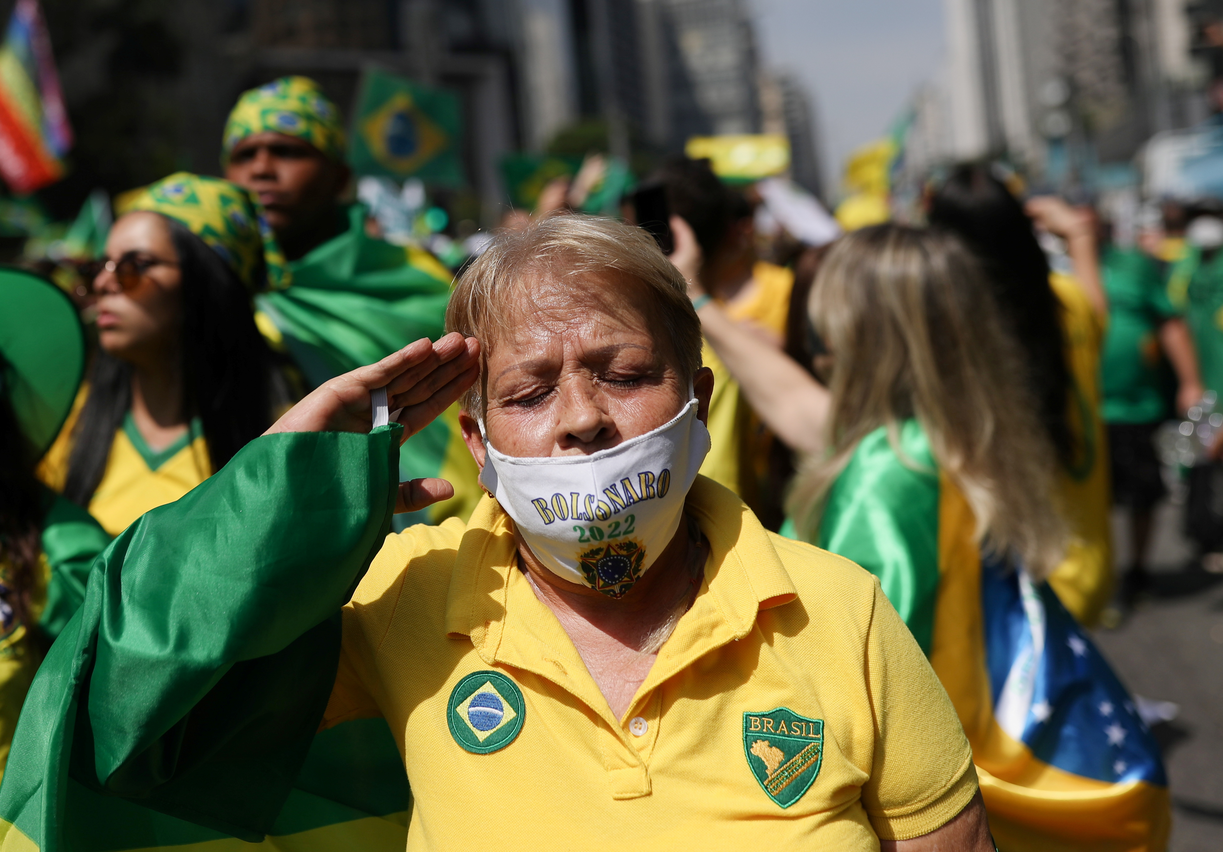 Una seguidora de Jair Bolsonaro hace un gesto militar durante una marcha a favor del presidente de Brasil en la ciudad de San Pablo