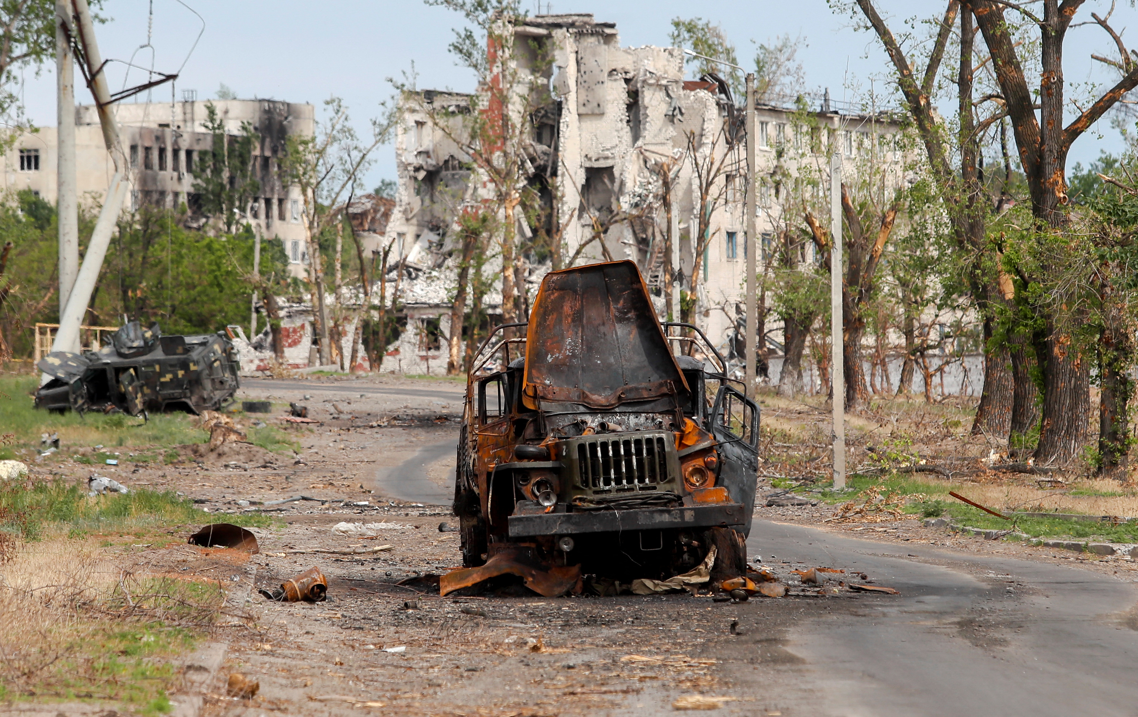 Vehículos militares rusos destruidos en la ciudad de Rubizhne, en Lugansk (REUTERS/Alexander Ermochenko)