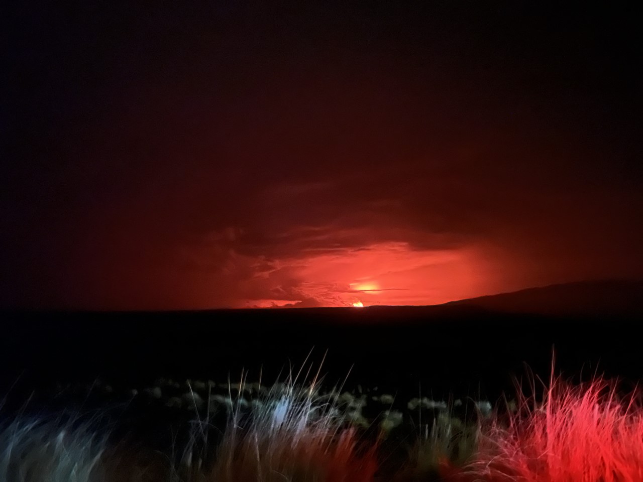 El Mauna Loa de Hawái, el volcán activo más grande del mundo, entró en erupción por primera vez en casi 40 años (Photo by Handout/US Geological Survey/AFP) / RESTRINGIDO A USO EDITORIAL - CRÉDITO OBLIGATORIO "AFP PHOTO/US Geological Survey" - SIN MARKETING - SIN CAMPAÑAS PUBLICITARIAS - DISTRIBUIDO COMO SERVICIO A CLIENTES