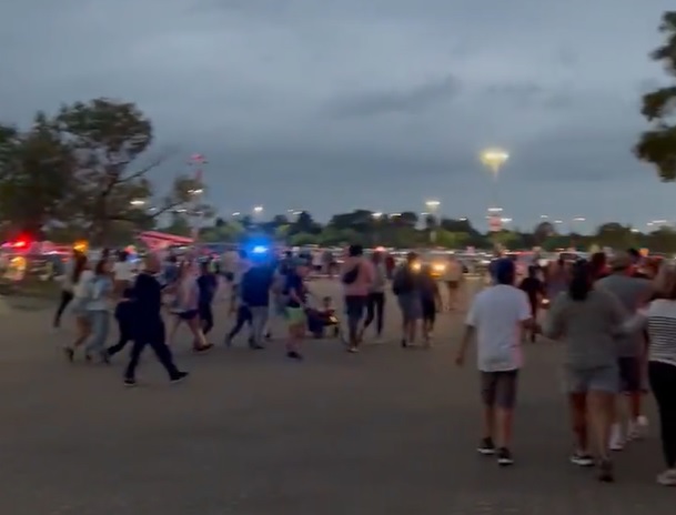 Personas saliendo del parque de atracciones tras el tiroteo