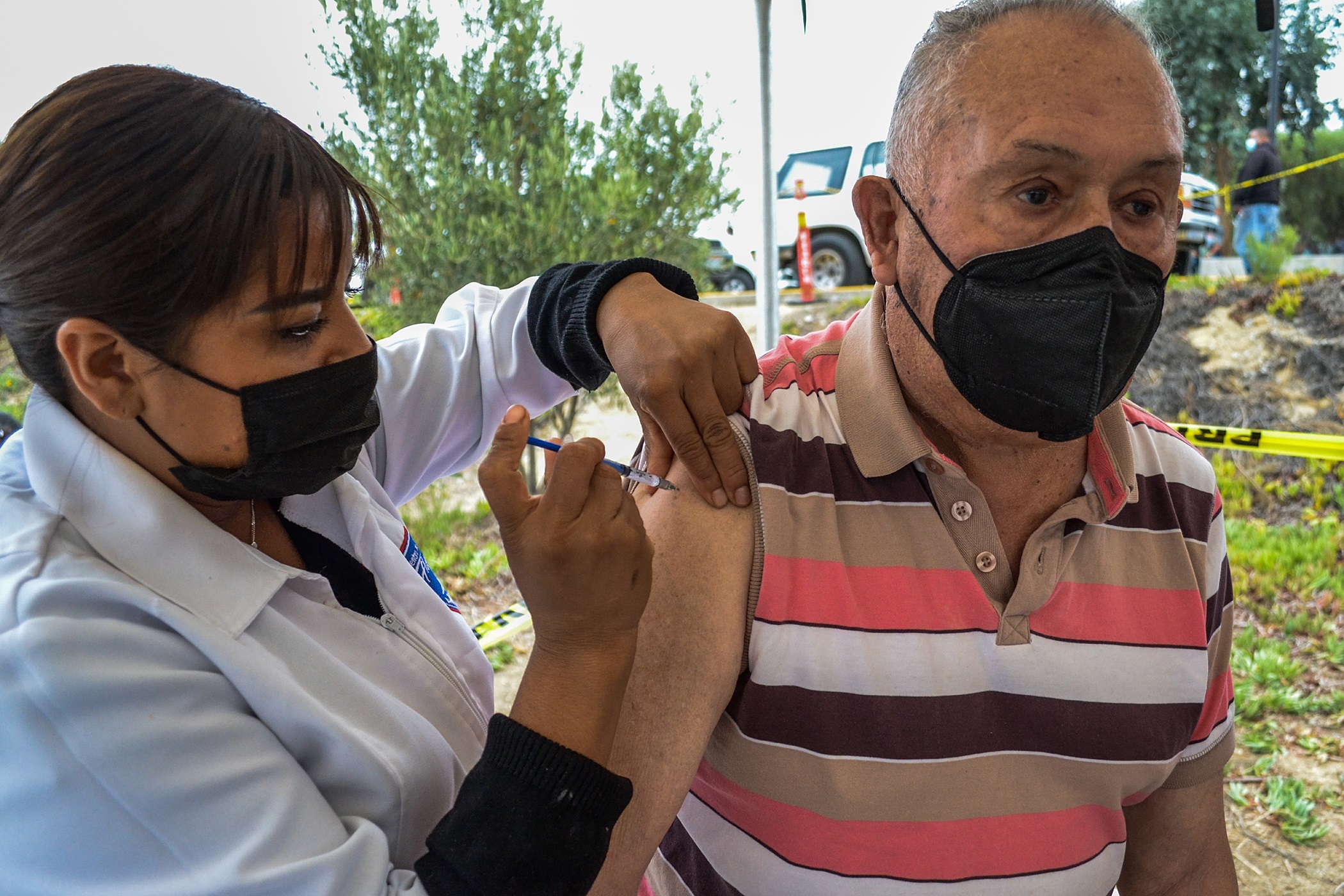 Un adulto mayor recibe la primera dosis de la vacuna contra la covid-19 en el Centro de Gobierno de Tijuana, estado de Baja California (México). EFE/Joebeth Terriquez

