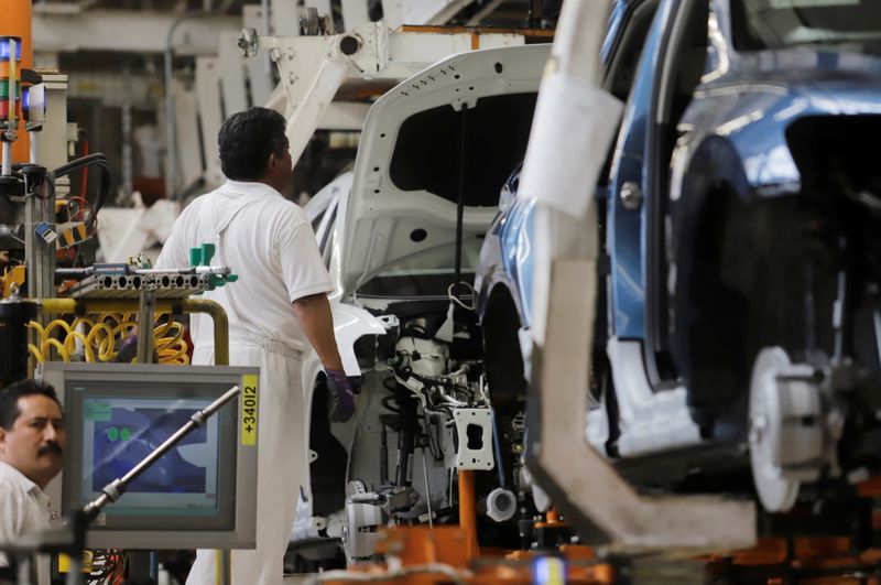 Un empleado trabajando en la línea de producción de automóviles Volkswagen en Puebla. (FOTO: REUTERS/Imelda Medina/Archivo)