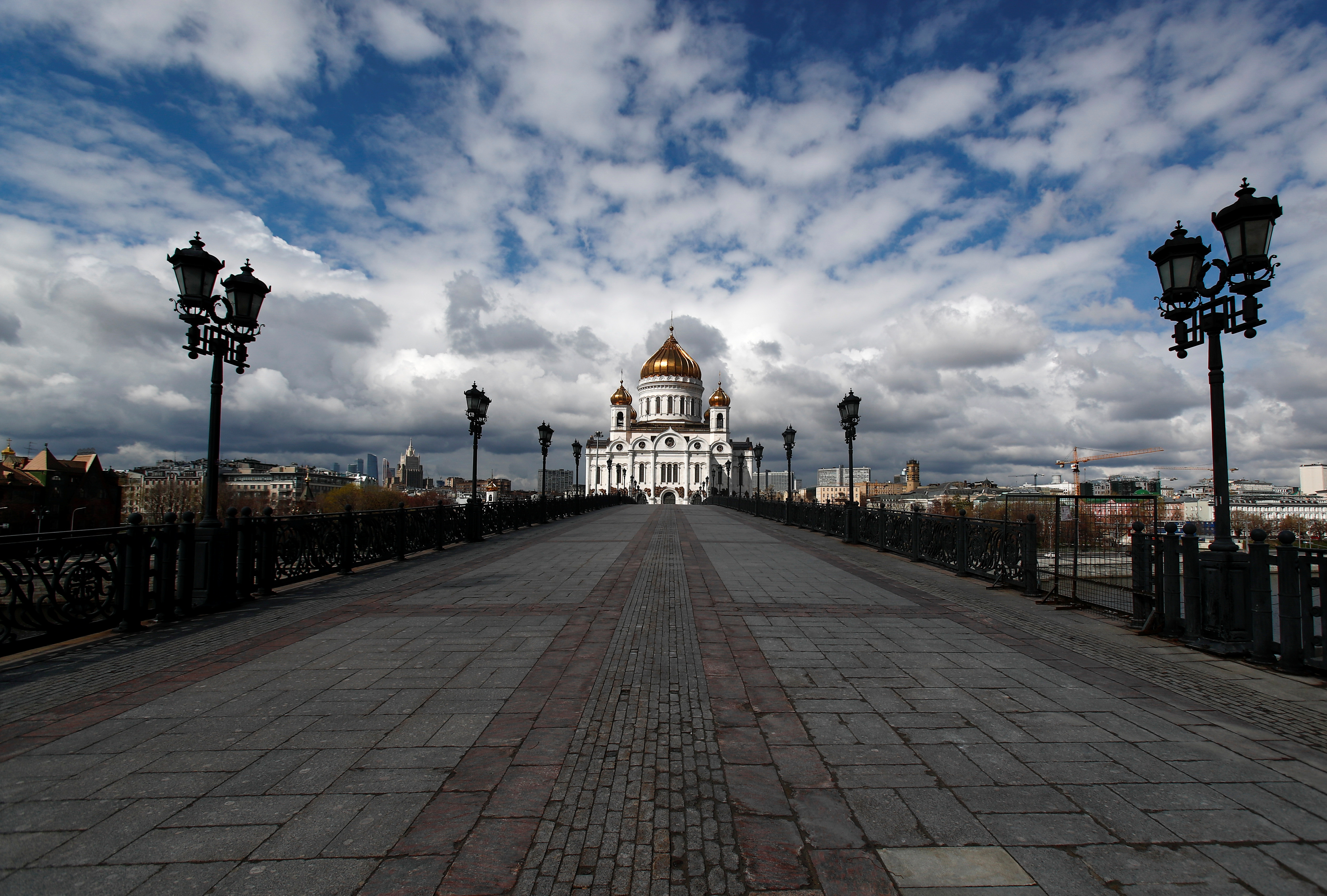 El paseo peatonal desierto hacia la Catedral de Cristo el Salvador en Moscú, Rusia (REUTERS/Maxim Shemetov)