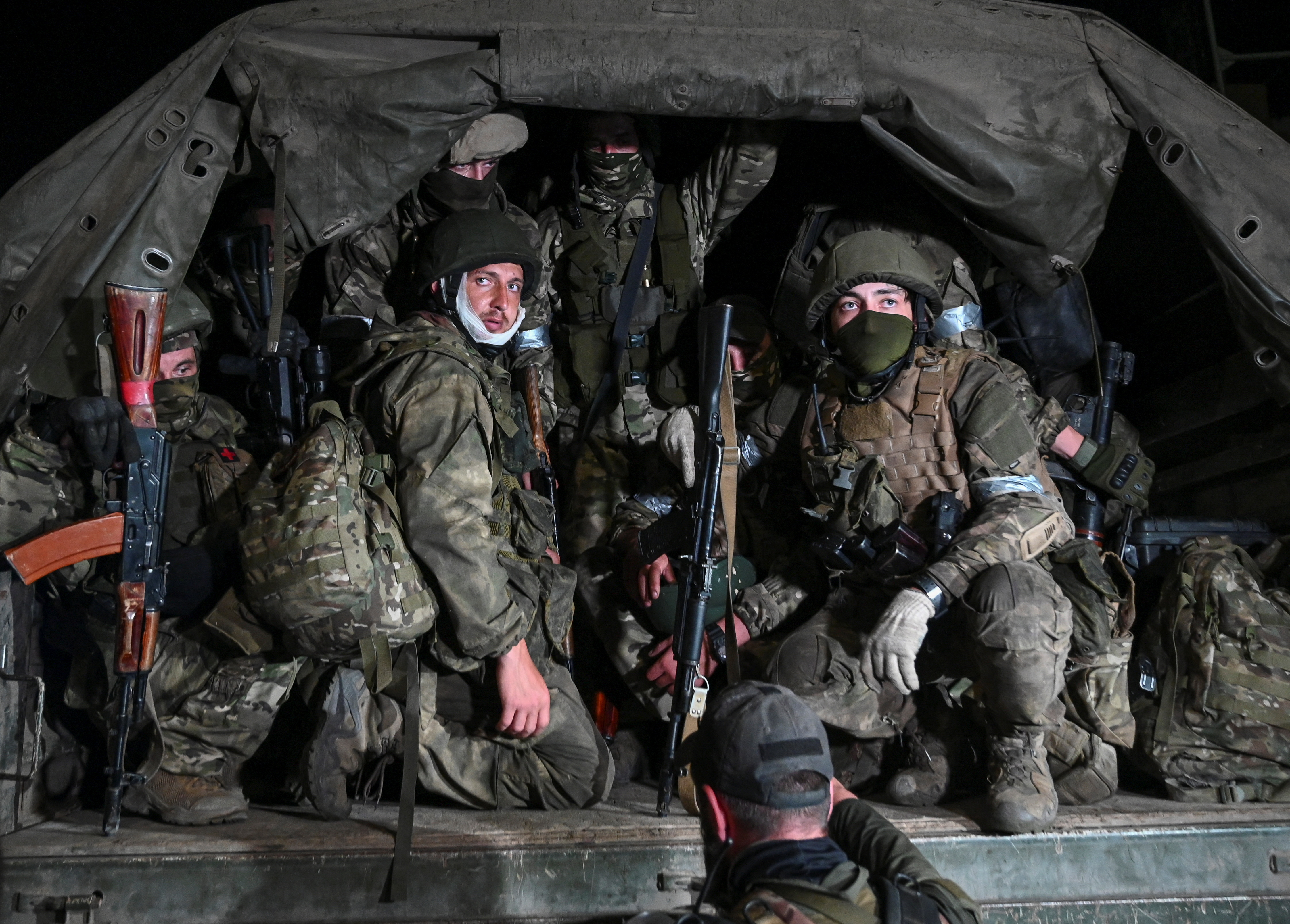 Combatientes del Grupo Wagner salen del cuartel general del Distrito Militar Sur para regresar a la base, en la ciudad de Rostov on Don, Rusia, el 24 de junio de 2023 (REUTERS/Stringer)