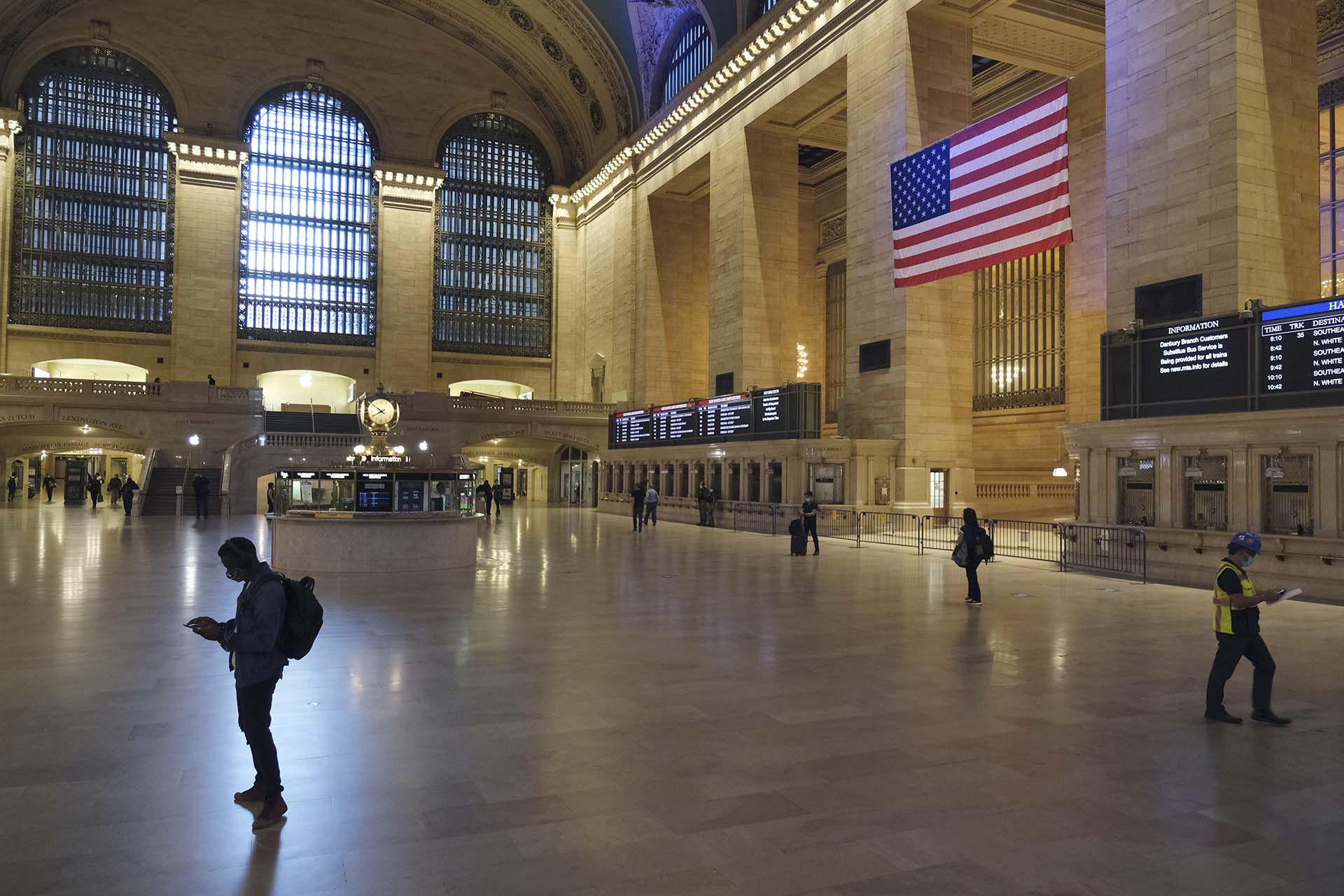 La estación Grand Central, en Mahattan, comenzó hoy a retornar lentamente a su tráfico habitual.