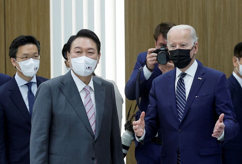 El presidente de Corea del Sur, Yoon Suk-yeol, y el vicepresidente de Samsung Electronics, Lee Jae-yong, junto al presidente de Estados Unidos, Joe Biden