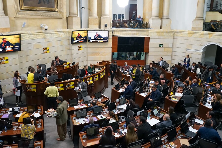 Durante el debate se hicieron fuertes señalamientos de parte de la oposición. Foto: Colprensa.