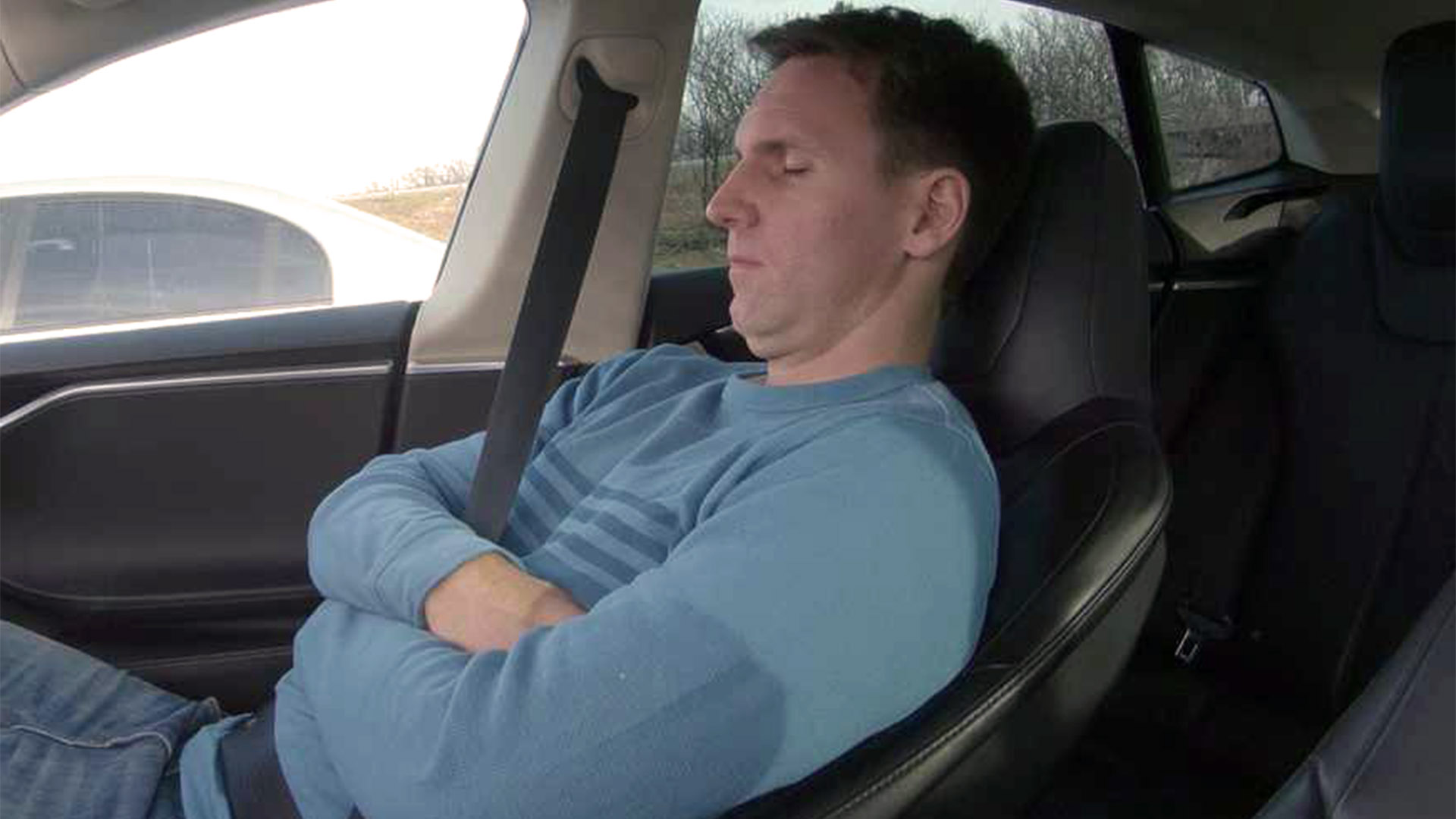 El asiento reclinado impide que el cinturón de seguridad actúe y ante un impacto suele ocasionar que el cuerpo pase por debajo de la banda pélvica