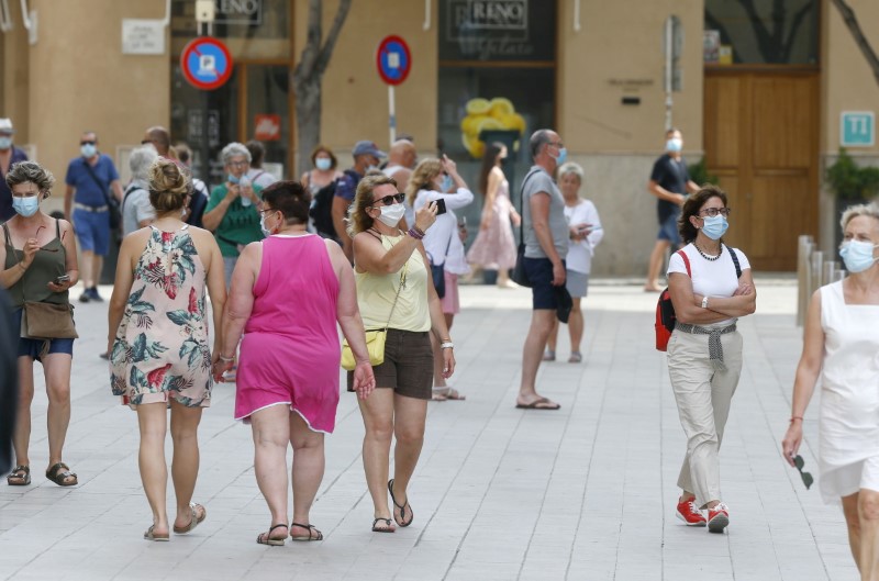 Turistas caminan cerca de la Catedral de Palma de Mallorca, España, el 17 de junio de 2021. REUTERS/Enrique Calvo