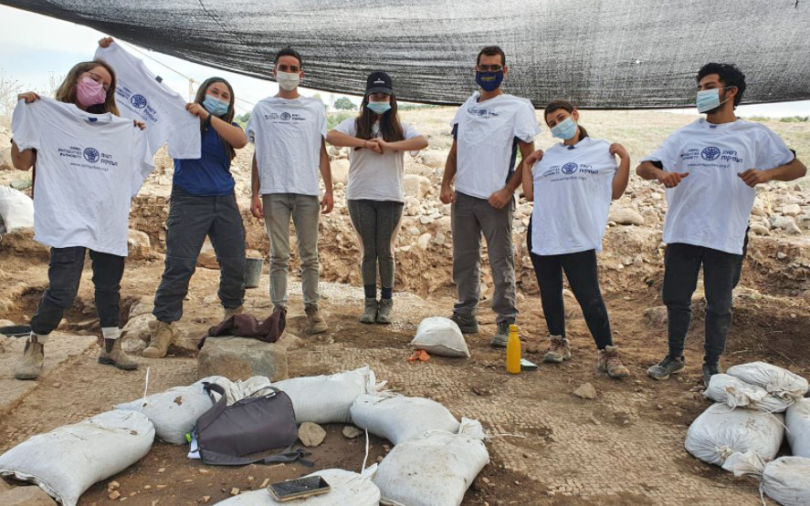 Estudiantes del programa preparatorio premilitar de Hanaton que participaron de las excavaciones (Fotografía: Einat Ambar-Armon, Autoridad de Antigüedades de Israel)