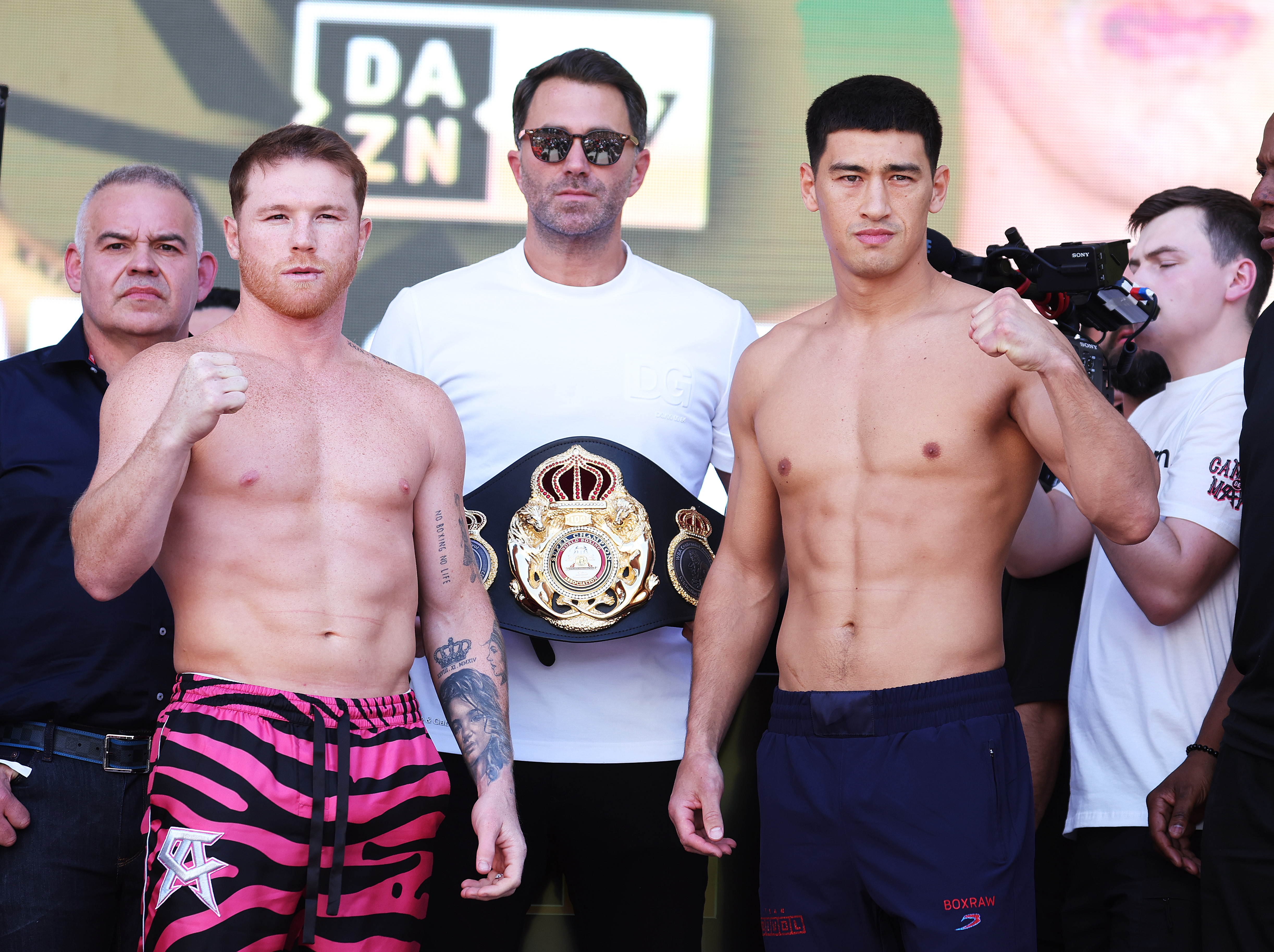 Canelo Álvarez, Eddie Hearn y Dmitry Bivol en la ceremonia de pesaje prevo a la pelea en Las Vegas (Foto: Al Bello/Getty Images)