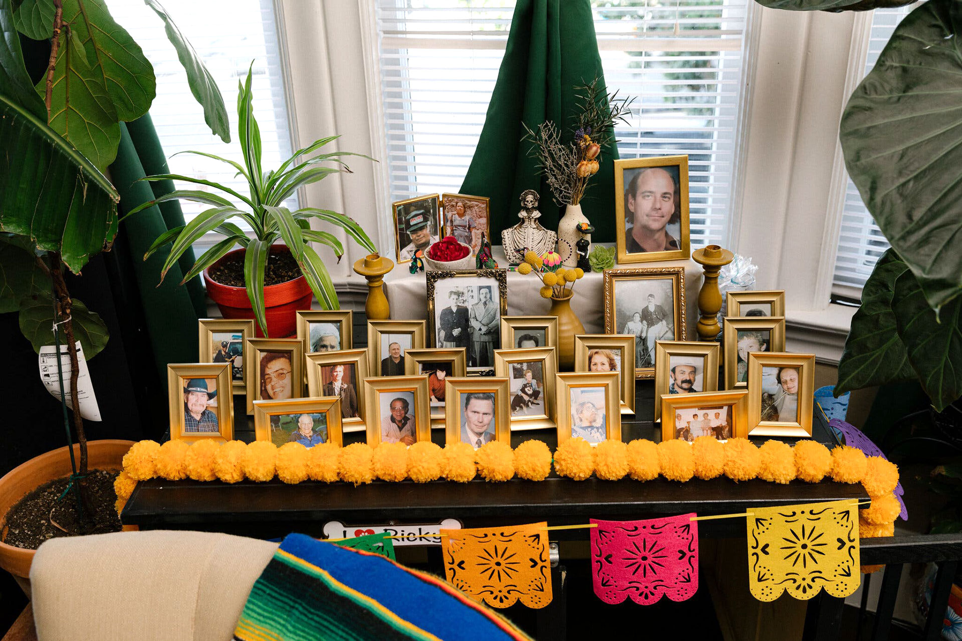 Uribe y su esposo tienen un altar dedicado a los familiares fallecidos de ambos. Ella dijo que le gustaría, con el tiempo, tener una casa suficientemente grande para sus hijos y su madre