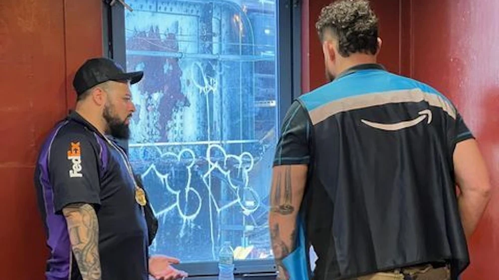 Dos policías encubiertos como empleados de Amazon y Fedex patrullando el metro de Nueva York