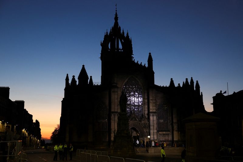 La gente espera en la fila para presentar sus respetos a la Reina Isabel de Reino Unido en la Catedral de San Giles, tras su muerte, en Edimburgo, Escocia, Reino Unido