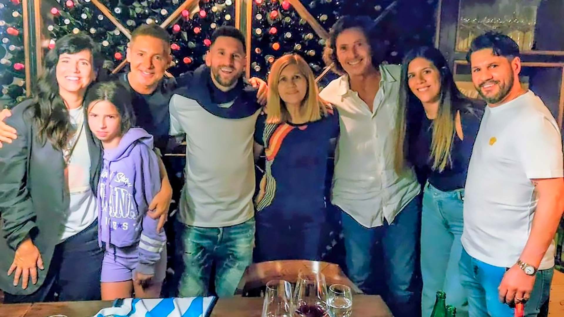 De izquierda a derecha: Griselda Siciliani, Margarita, Adrián Suar, Lionel Messi, Celia Cuccittini, Gustavo Bermúdez, Sol Messi y Matías Messi (Foto: Instagram)
