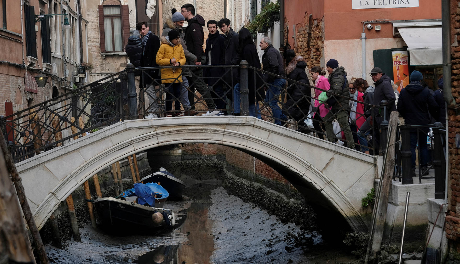 Mareas inusualmente bajas y poca lluvia: los canales de Venecia están secos y las góndolas no pueden circular