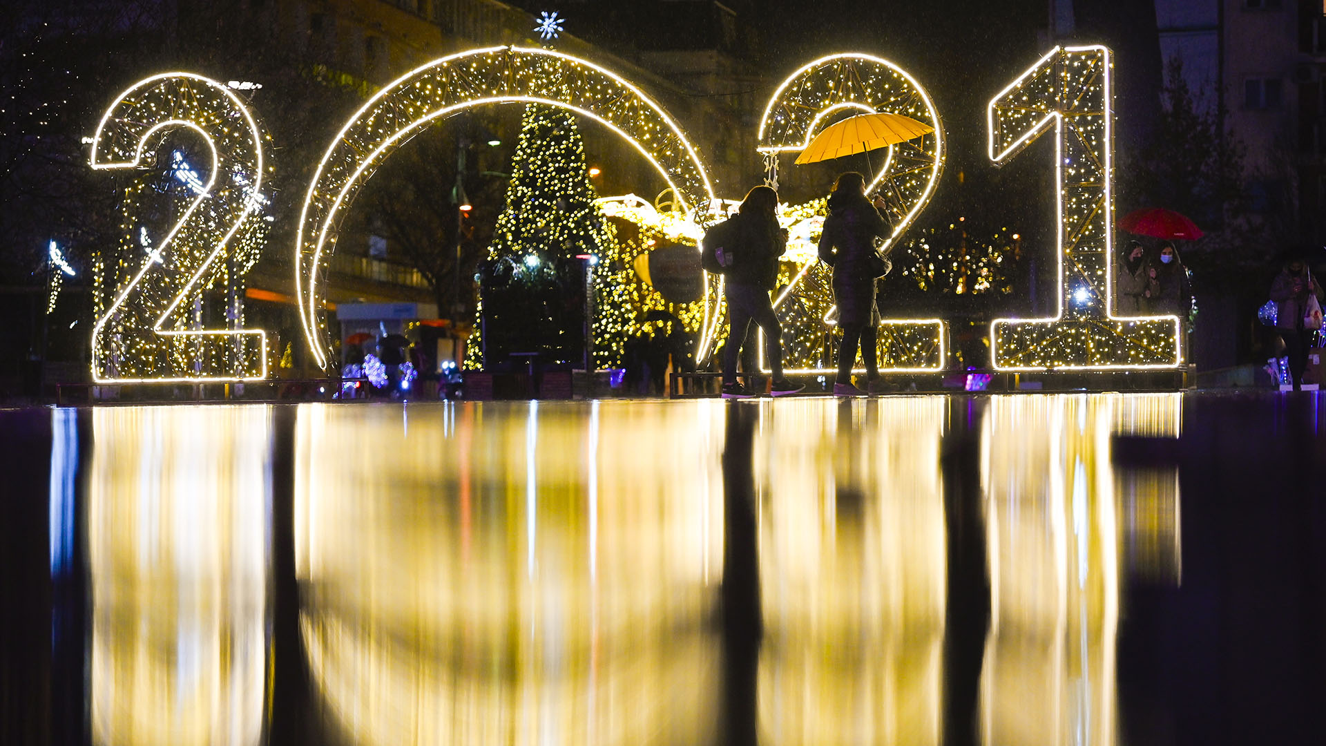 En Pristina, capital de Kosovo, también se preparan para recibir el nuevo año (Armend NIMANI/ AFP)