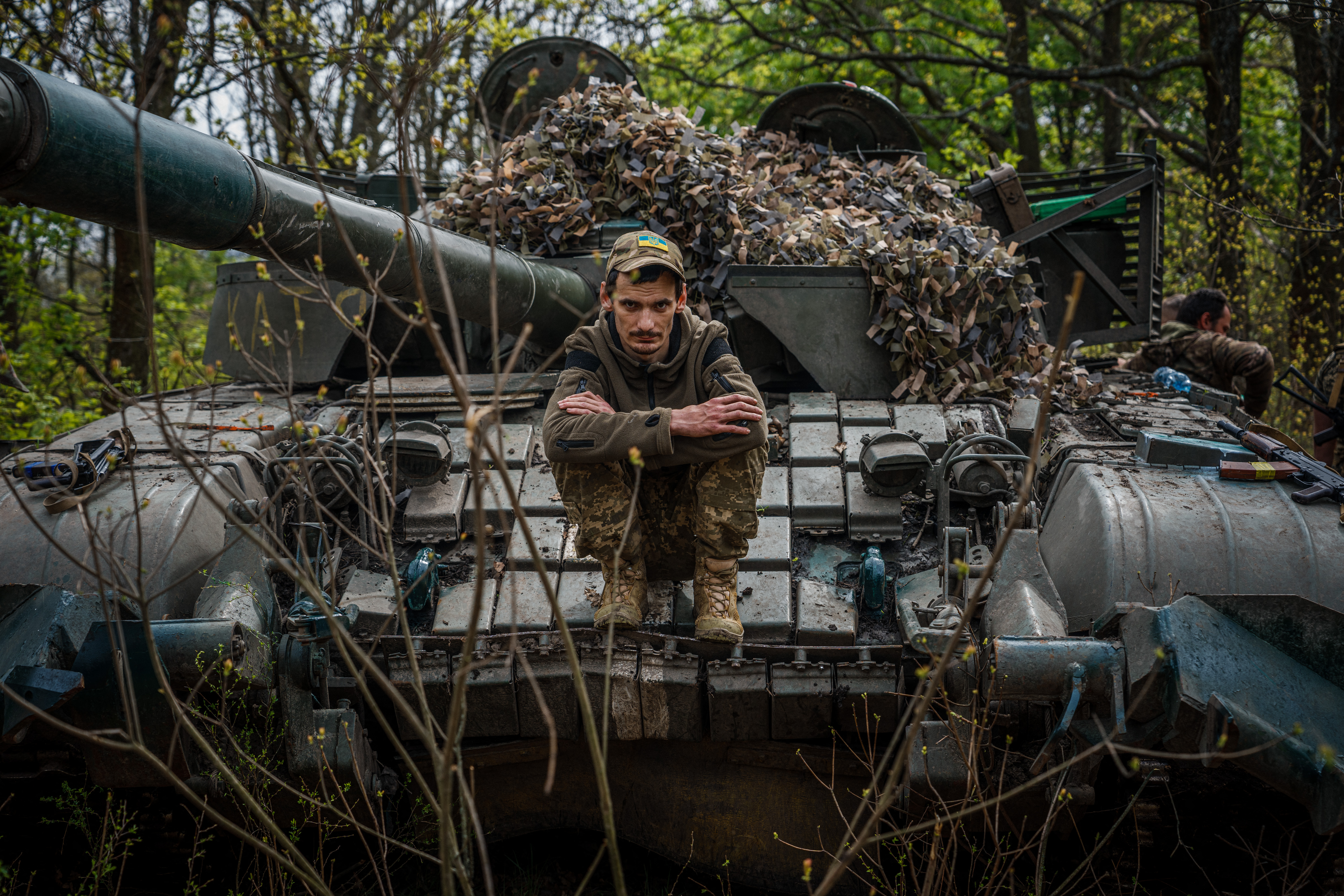 Un soldado ucraniano en su tanque cerca de Bakhmut (AFP)