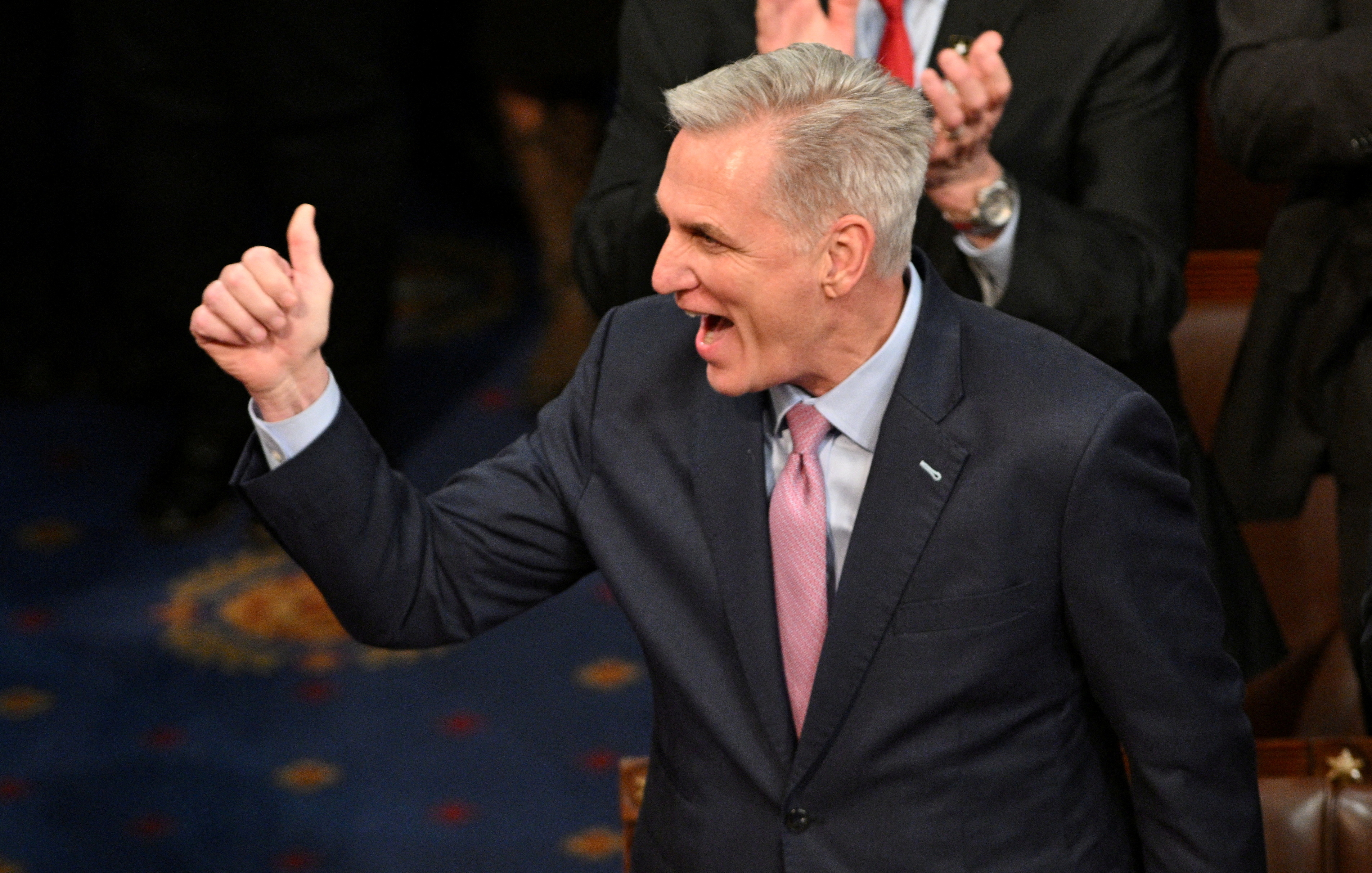 Kevin McCarthy celebra su elección como próximo presidente de la Cámara de Representantes de Estados Unidos en el Capitolio de Washington, Estados Unidos, el 7 de enero de 2023. REUTERS/Jon Cherry