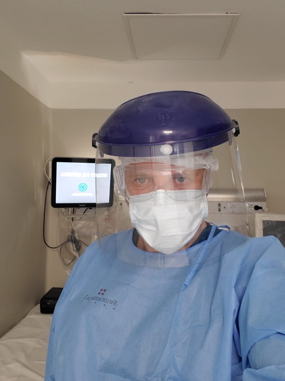 Zitta con barbijo médico y máscara protectora, ejerciendo la profesión de anestesista 