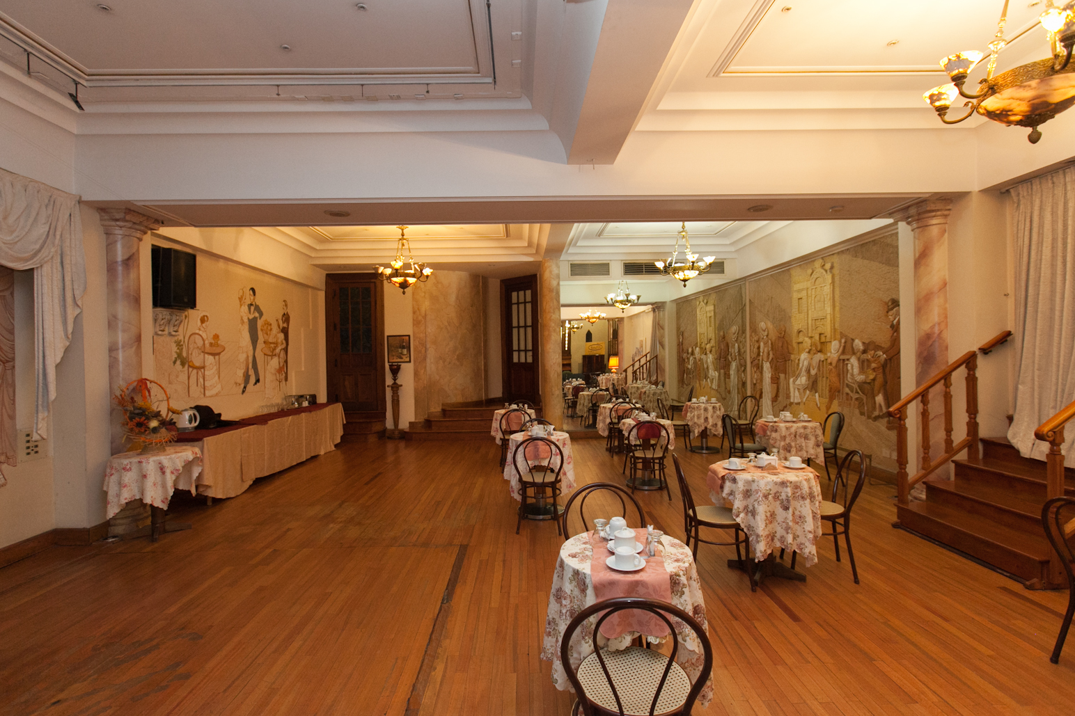 Con salones donde actualmente funcionan los restaurantes del hotel boutique