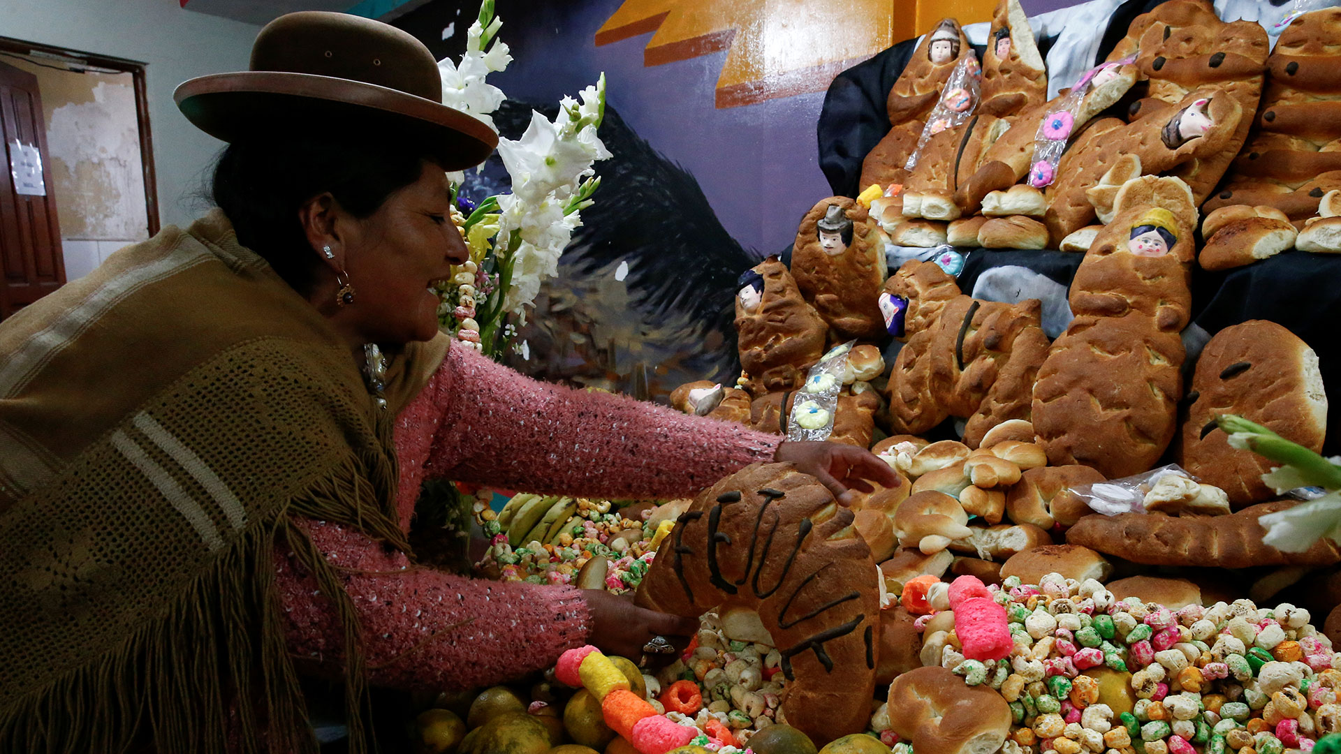 Una mujer boliviana en plena preparación para el festejo del Día de los Muertos (Reuters)