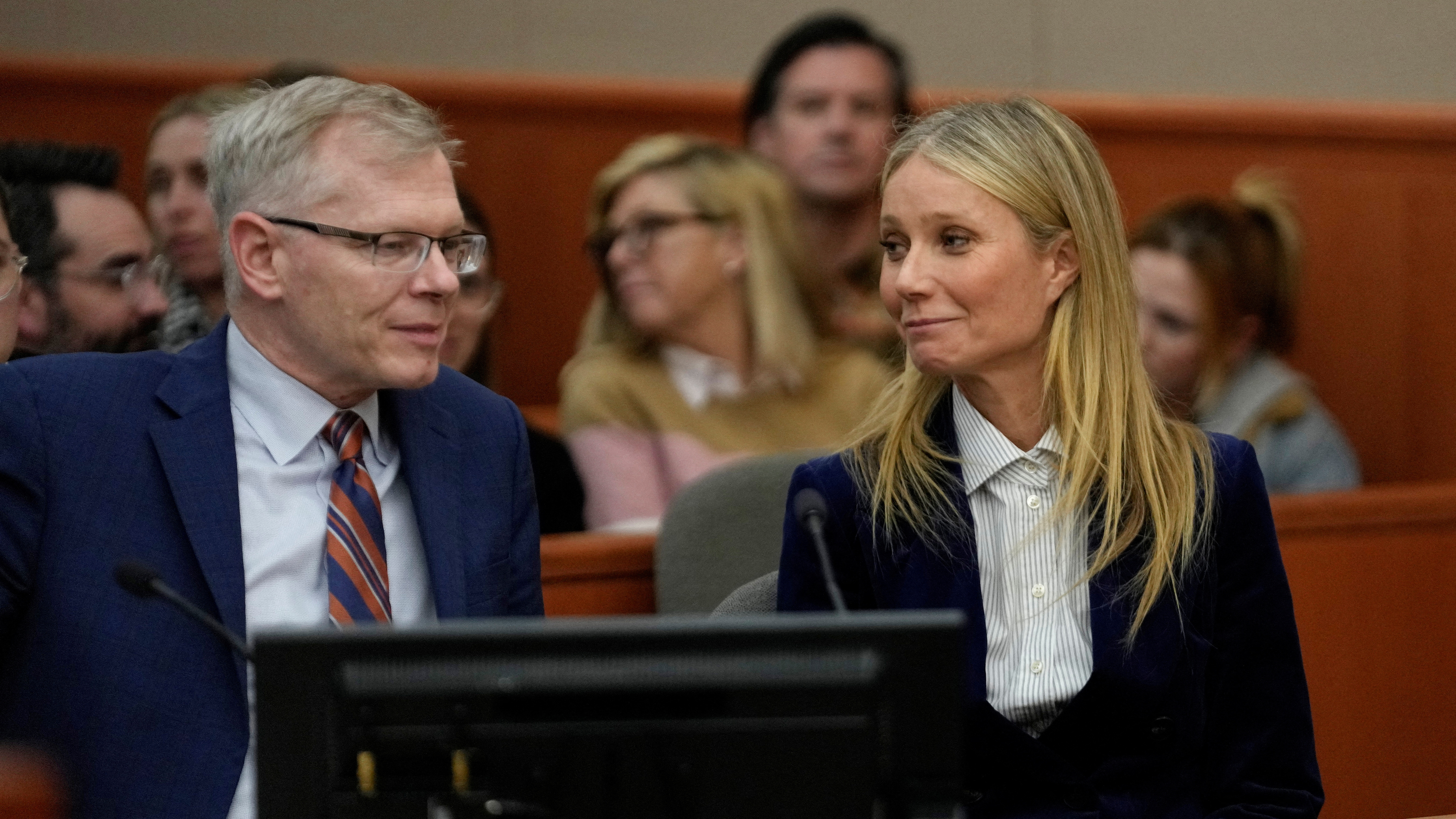 Gwyneth Paltrow y su abogado Steve Owens sonríen tras la lectura del veredicto durante su juicio por su colisión de esquí en 2016 con Terry Sanderson, de 76 años, el jueves 30 de marzo de 2023, en Park City, Utah, Estados Unidos (Reuters)