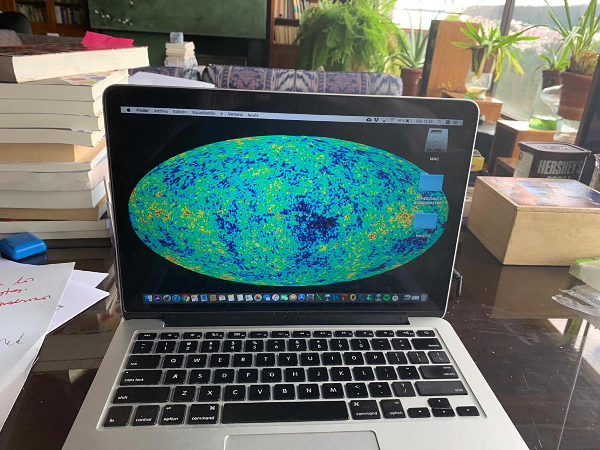 "El mapa cósmico de microondas". Computadora personal de Durán Barba, con su  fondo de pantalla preferido. Foto: Jaime Durán Barba.
 