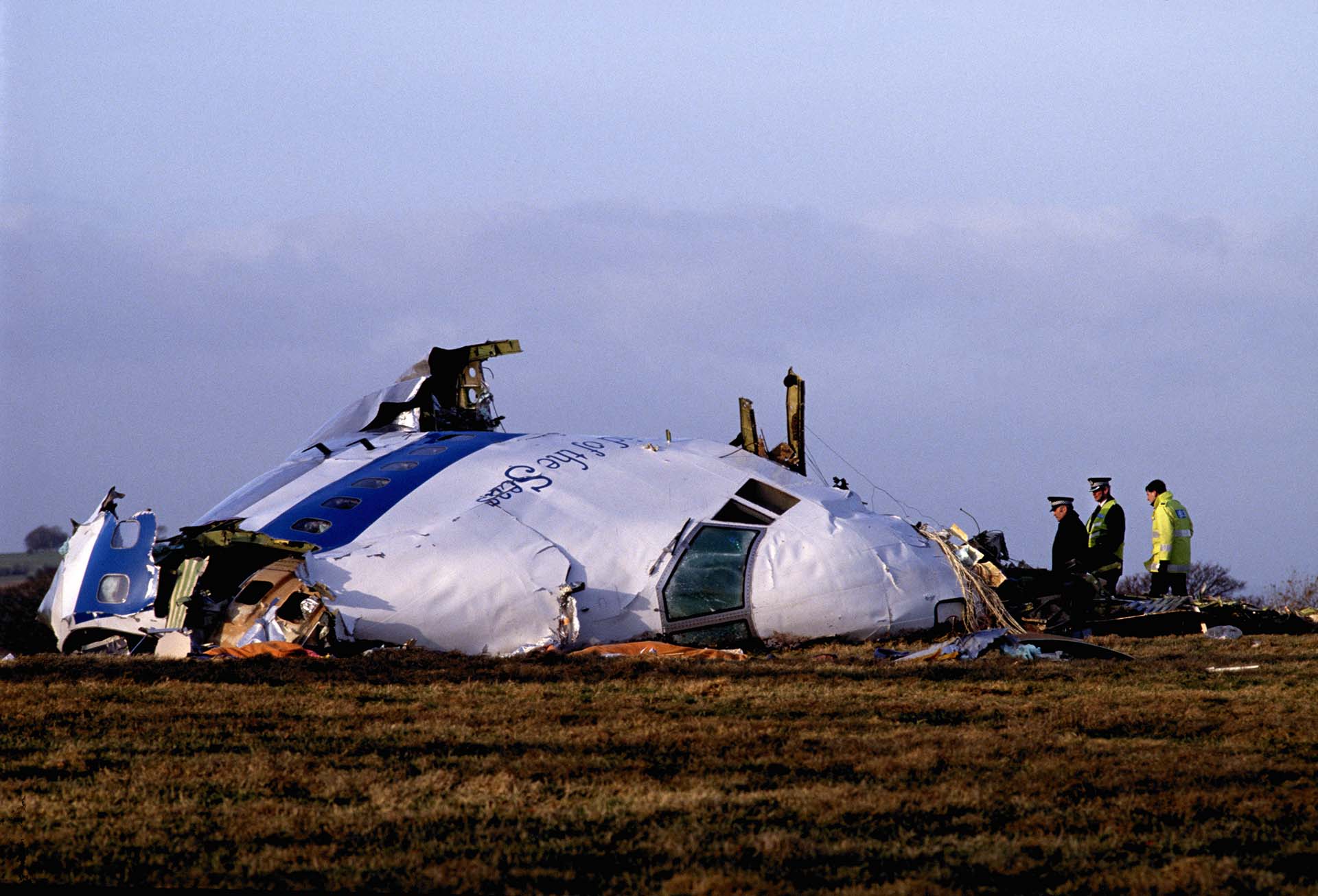 La policía y los peritos examinan los restos del Boeing 747 de Pan Am. La conclusión fue que la bomba abrió un boquete y la cabina se despresurizó y explotó (Photo by Tom Stoddart/Getty Images)