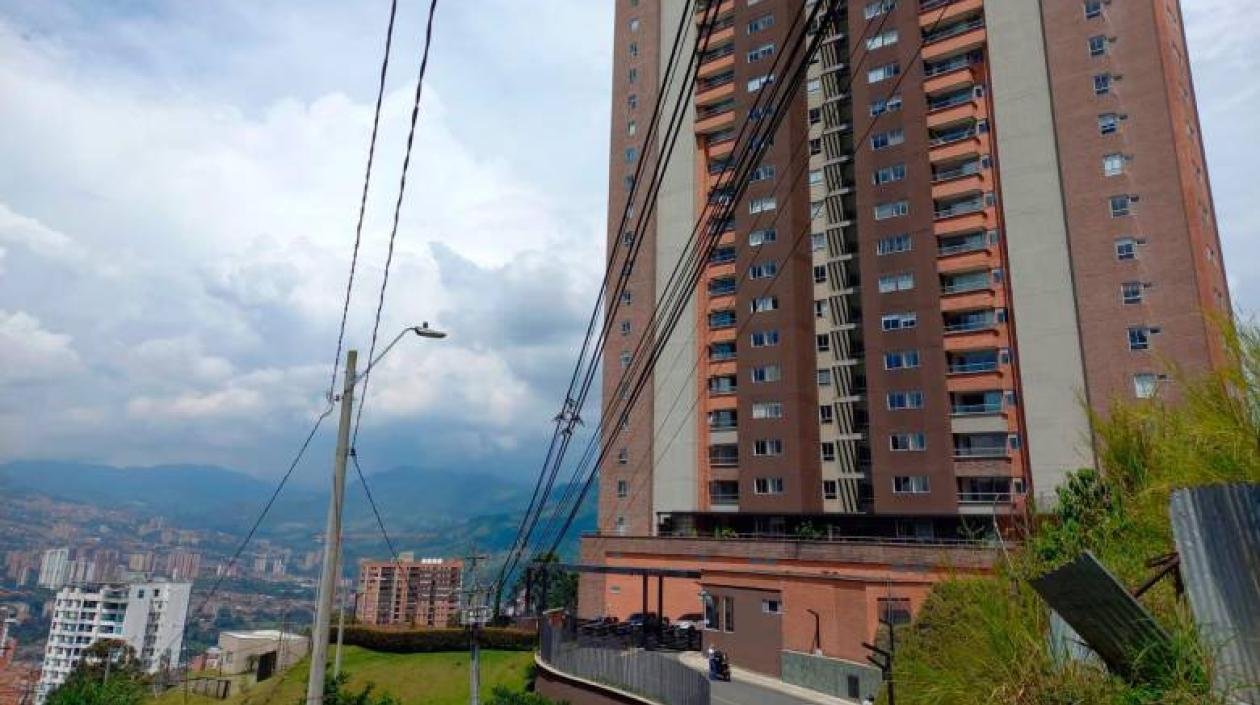 Edificio en Sabaneta, al sur de Medellín, donde murió señor que se lanzó con su bebé