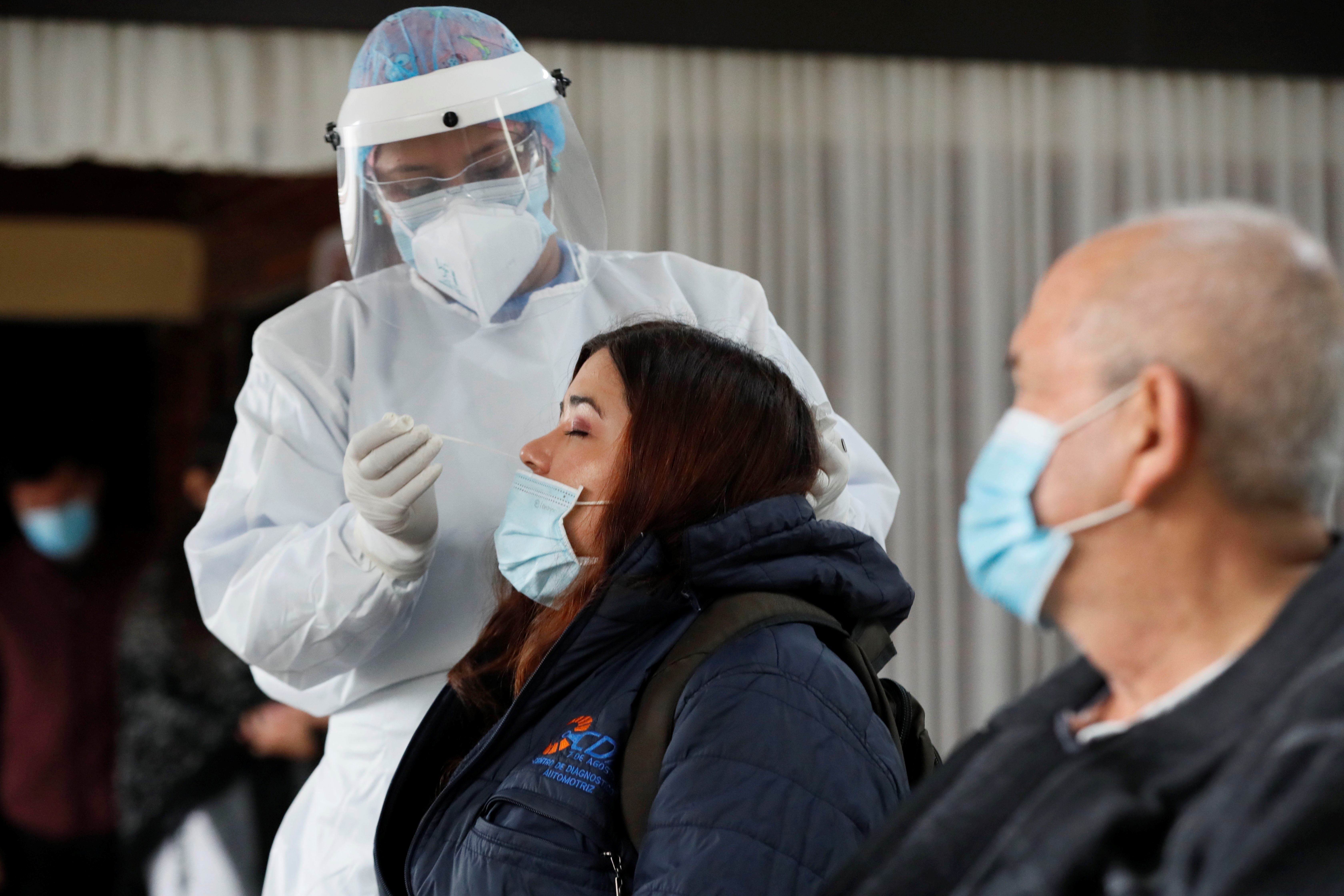 Una mujer se somete a una prueba de covid-19, en una fotografía de archivo. EFE/ Carlos Ortega
