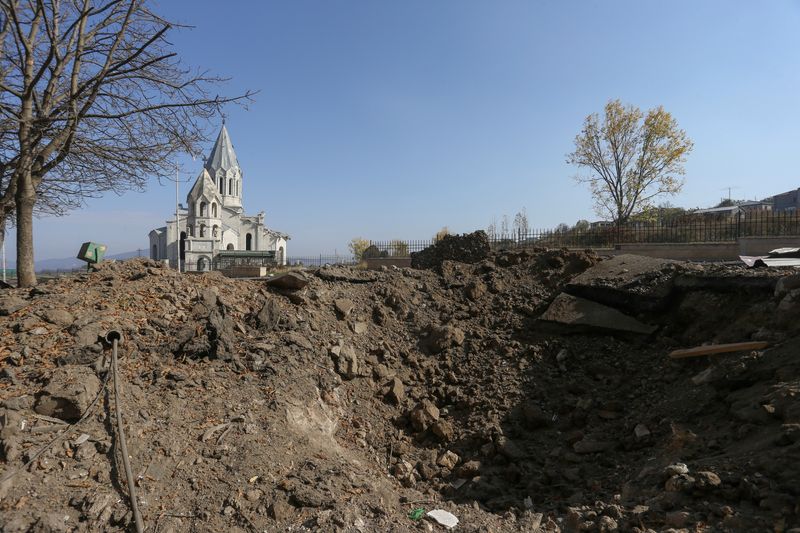 Un cráter tras los bombardeos durante el conflicto entre Armenia y Azerbaiyán en la región de Nagorno-Karabaj. Vahram Baghdasaryan/Photolure vía REUTERS/Archivo