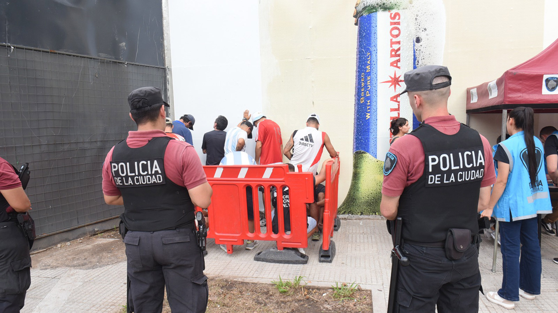 La nueva policía de la moral en Irán: vigila a las mujeres con drones y cámaras para detectar quiénes no usan velo