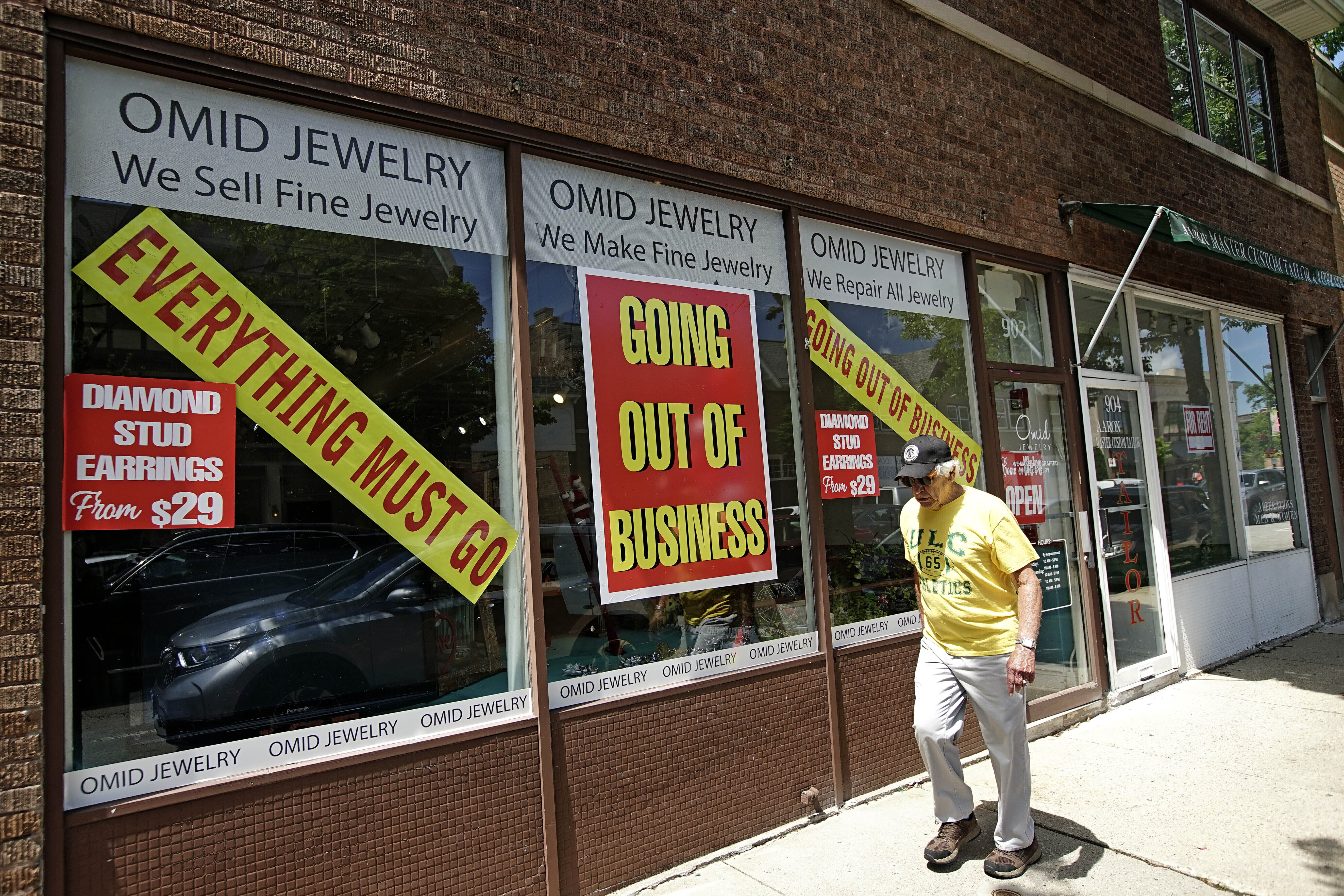 Un negocio que está a punto de cerrar en Winnetka, Illinois el 23 de junio del 2020. (AP Photo/Nam Y. Huh)