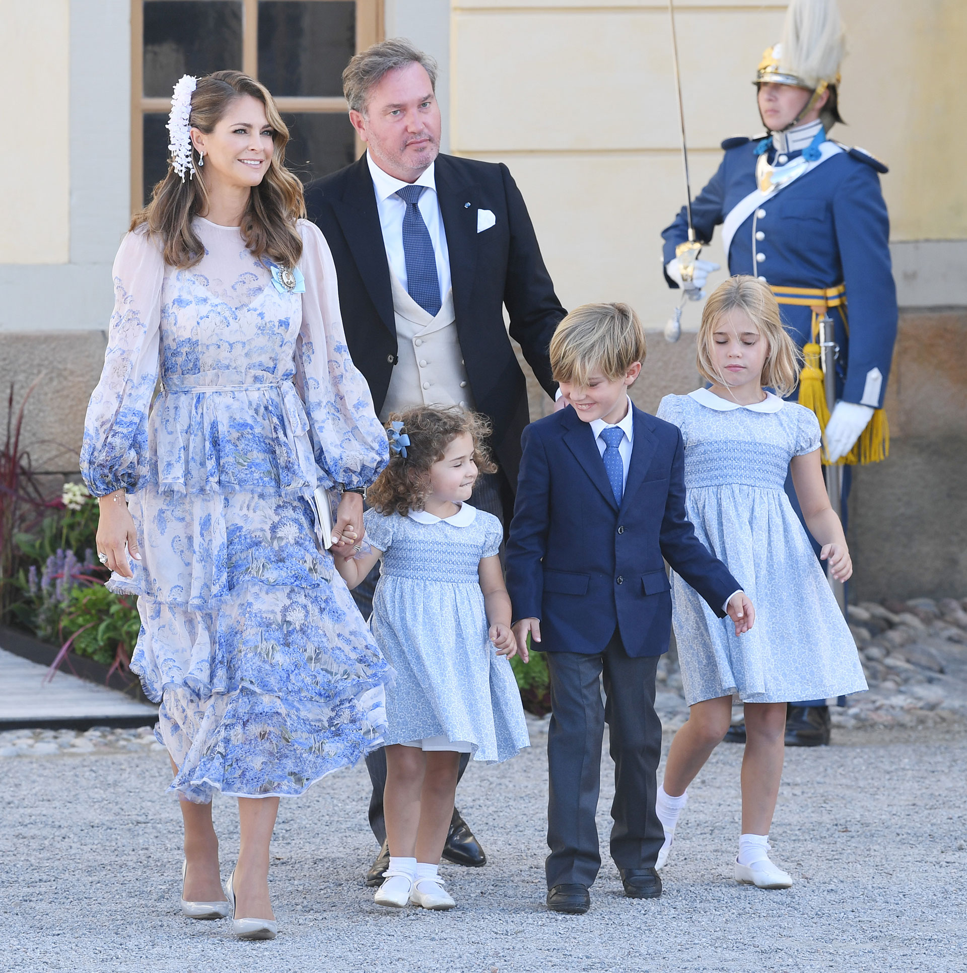 La princesa Magdalena, la princesa Adrienne, la princesa Leonore, el príncipe Nicolás y Christopher O'Neill en el bautismo del príncipe Julián en las afueras de la capilla del castillo de Drottningholm el 14 de agosto de 2021 en Estocolmo, Suecia (Rune Hellestad/Getty Images)