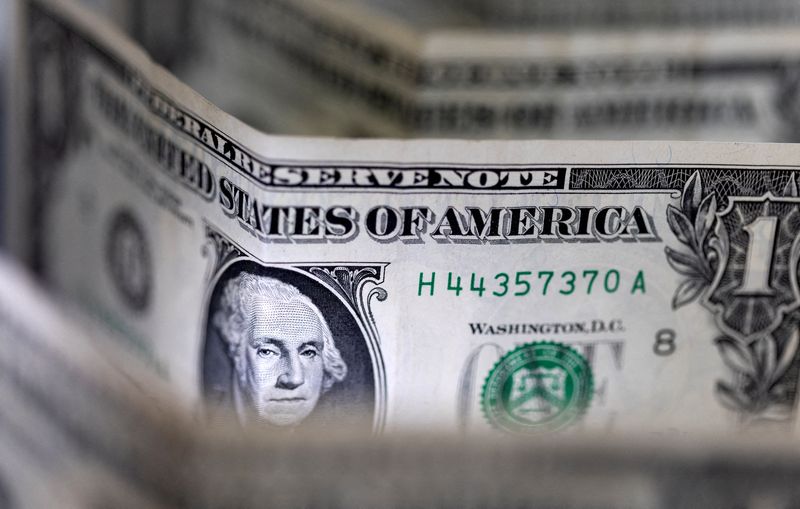 Según Bloomberg, por la falta de dólares habrá una fuerte presión sobre el tipo de cambio oficial en el segundo semestre