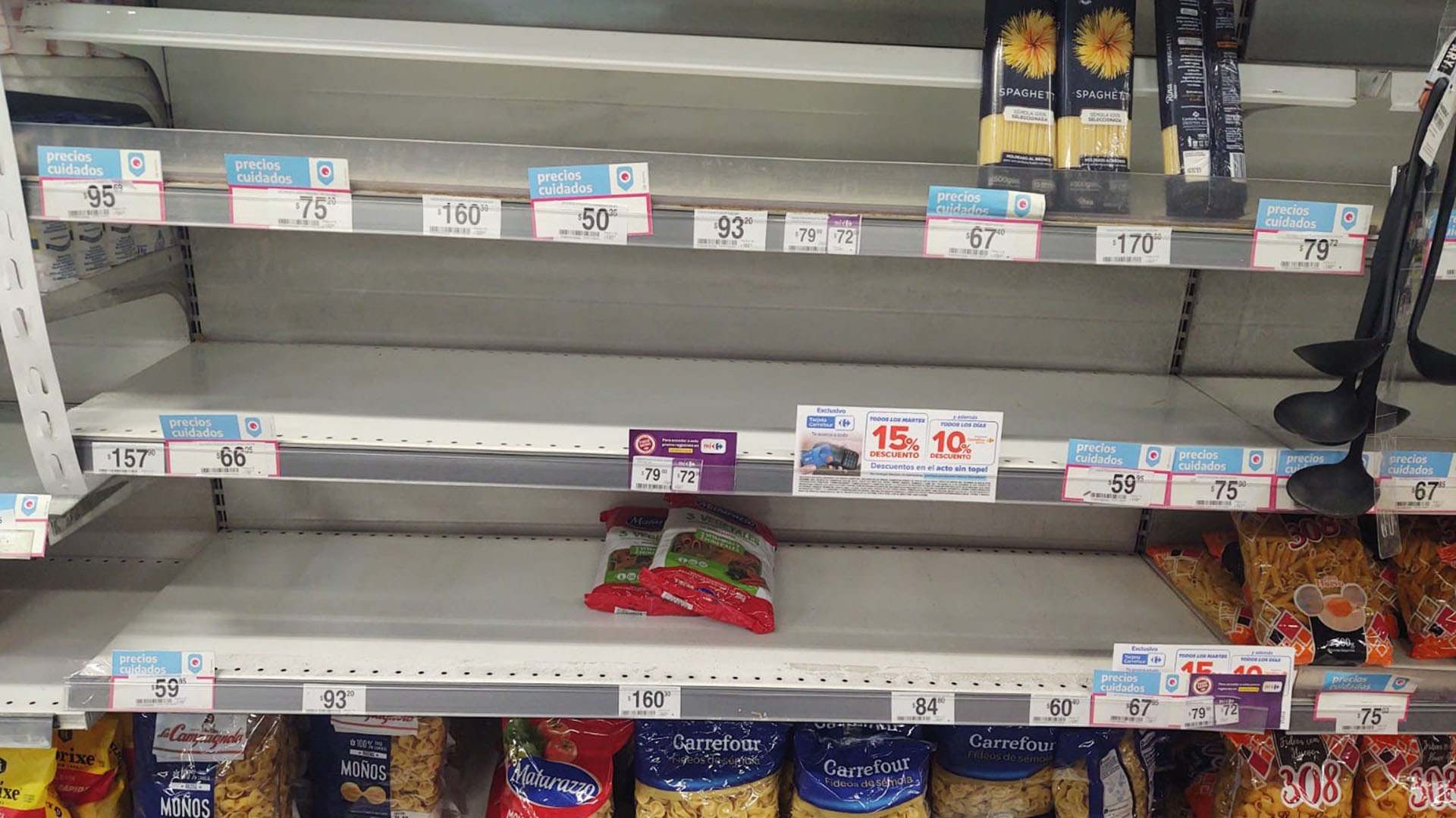 Las góndolas de los supermercados muestran faltantes en productos como fideos