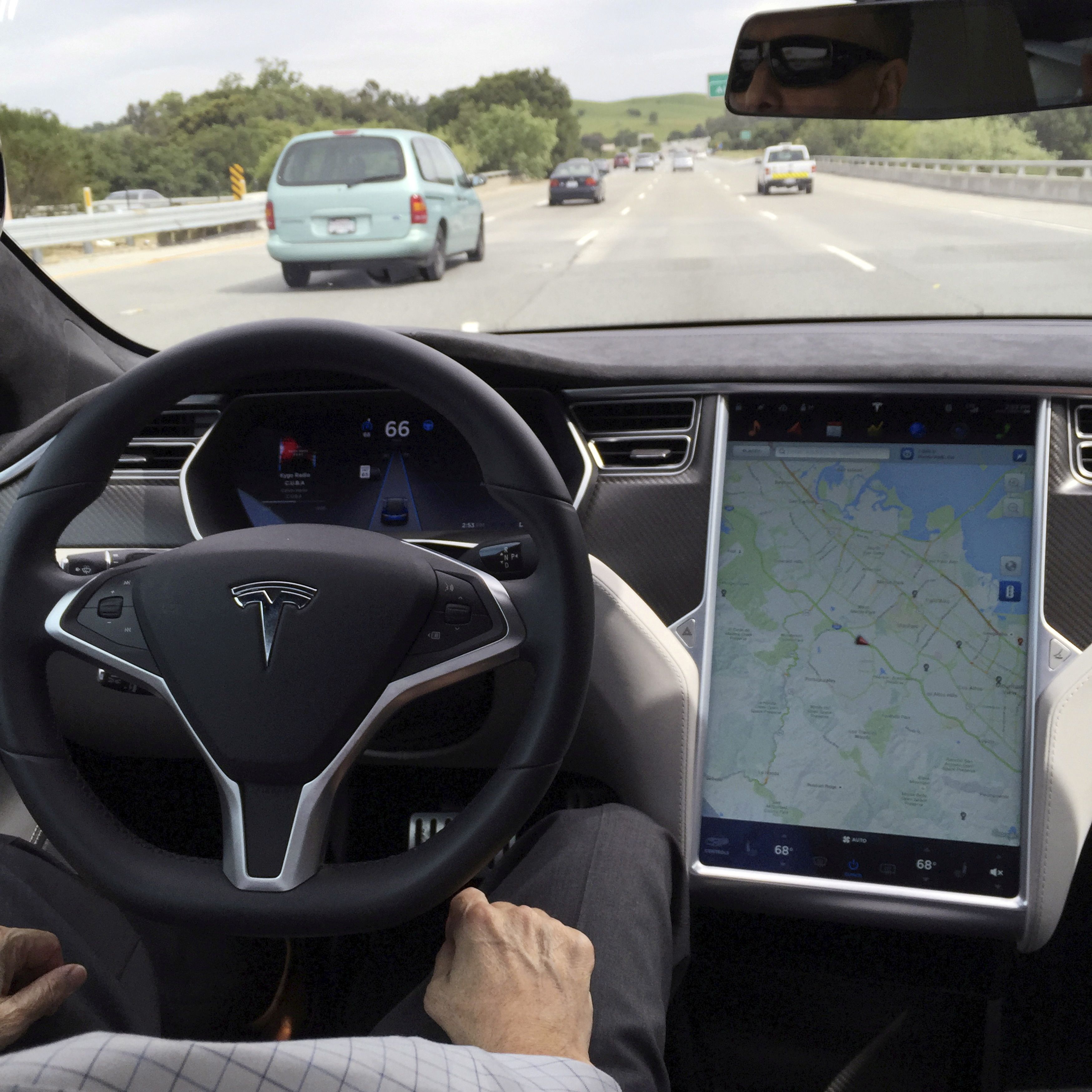 El interior de un Tesla Model S en modo autónomo o Autopilot
REUTERS/Alexandria Sage/File Photo