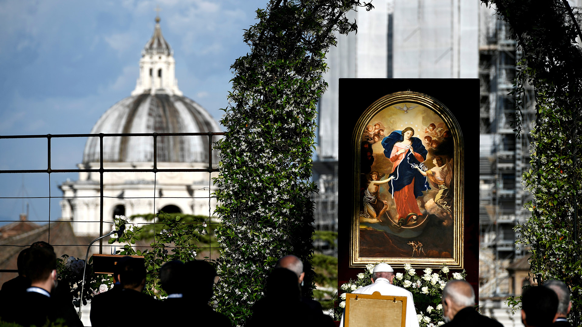 El Papa Francisco reza el rosario en los jardines vaticanos. 31 de mayo de 2021 (Filippo Monteforte/Pool via REUTERS)