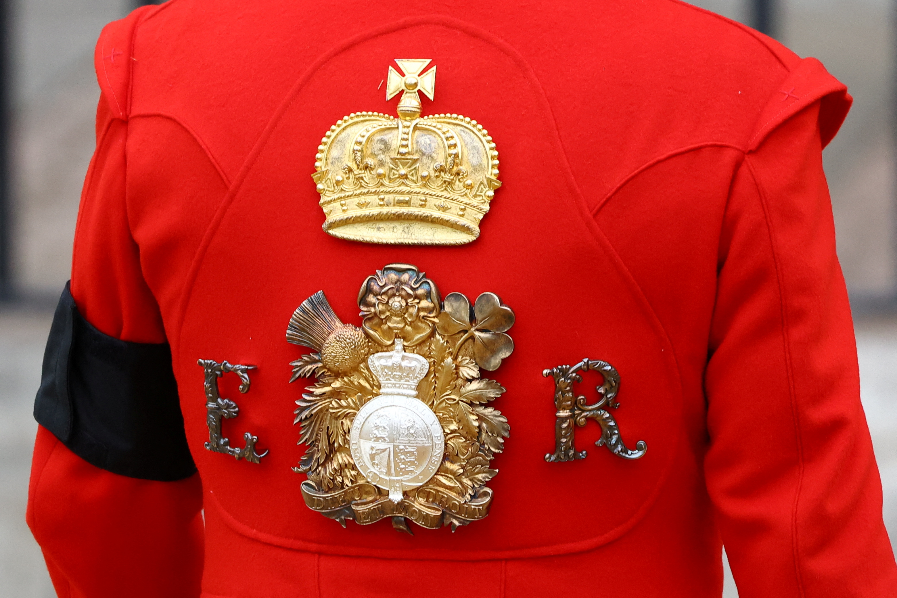 Una guardia real con las siglas de Elizabeth II en la abadía de Westminster, el día del funeral de estado. 