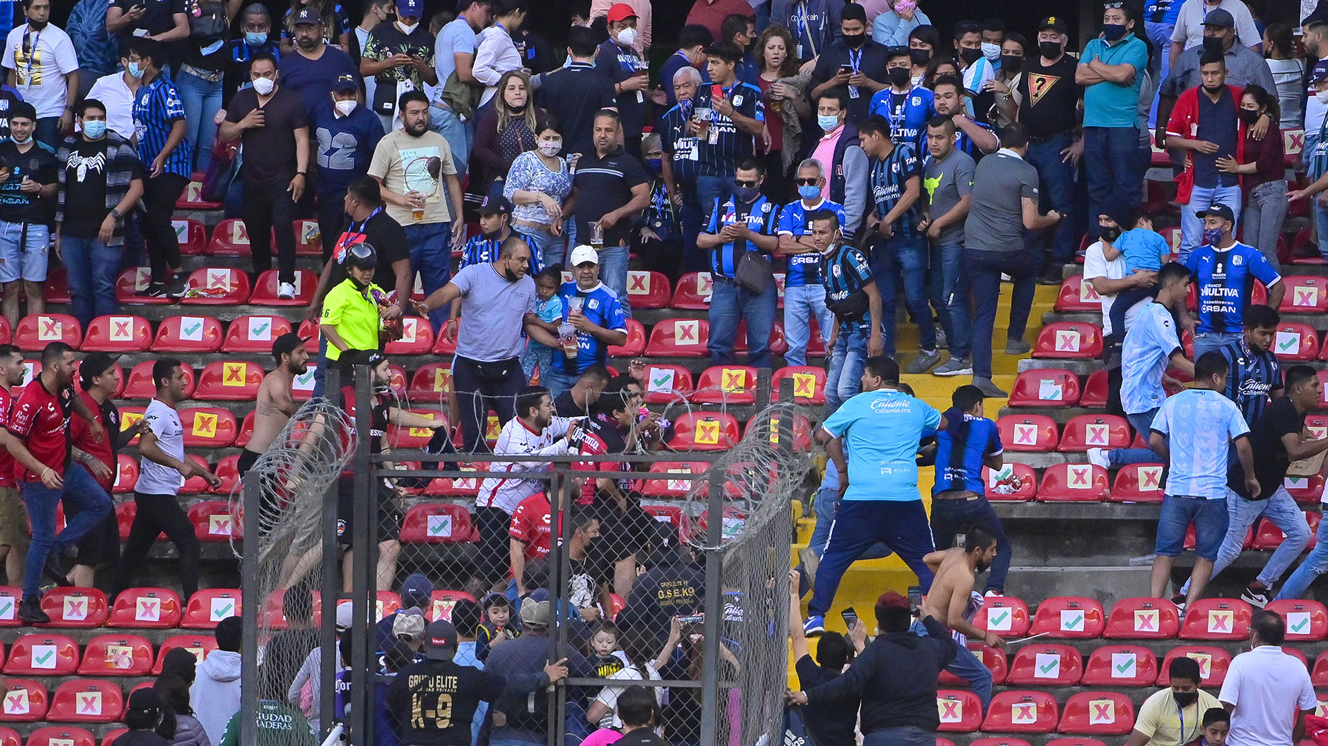 MEX7385. QUERÉTARO (MÉXICO), 05/03/2022.- Aficionados del Querétaro y aficionados del Atlas originaron un conato de pelea que terminó invadiendo la cancha, durante un juego correspondiente a la jornada 9 del Torneo Clausura 2022 de la Liga MX del fútbol mexicano en el estadio Corregidora de la ciudad de Querétaro (México). EFE/Sebastián Laureano Miranda
