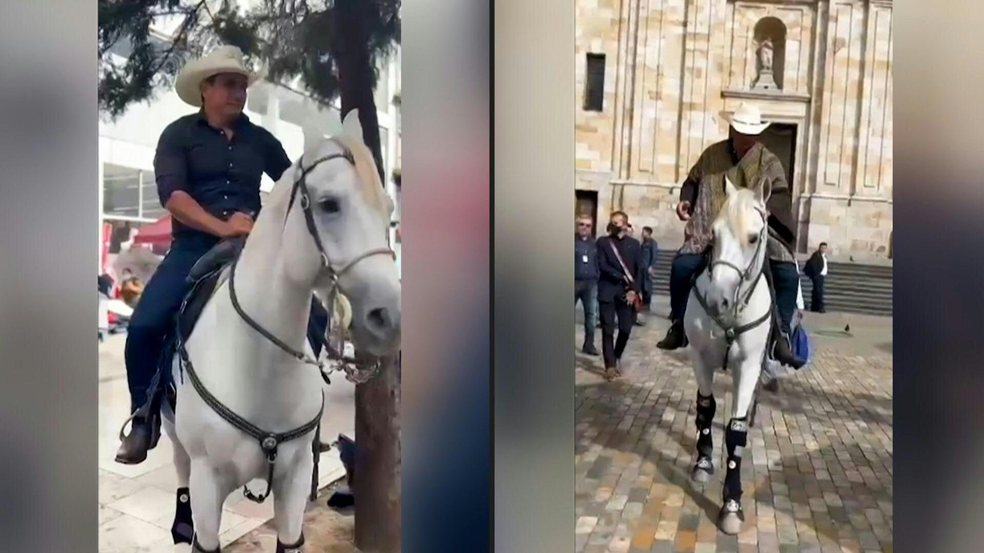 Senador colombiano ingresa a caballo a la sede del Congreso