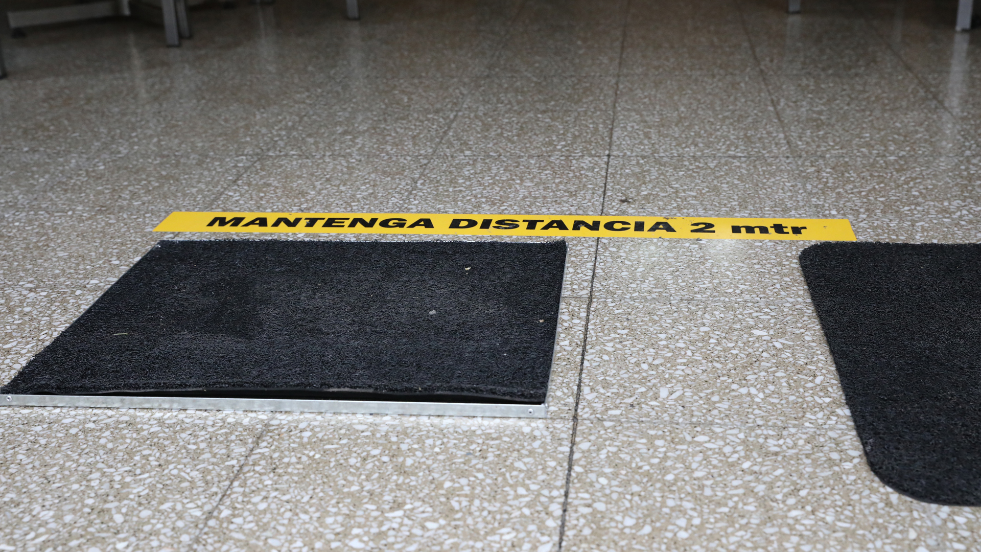 En los bares y restaurantes, debe mantenerse una distancia mínima de 2 metros entre las personas