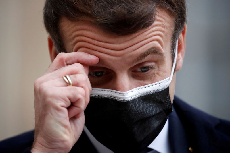FOTO DE ARCHIVO: El presidente francés Emmanuel Macron, con una máscara protectora, se rasca la frente mientras habla con los medios de comunicación, en el Palacio del Elíseo en París, Francia. 16 de diciembre de 2020. REUTERS/Gonzalo Fuentes